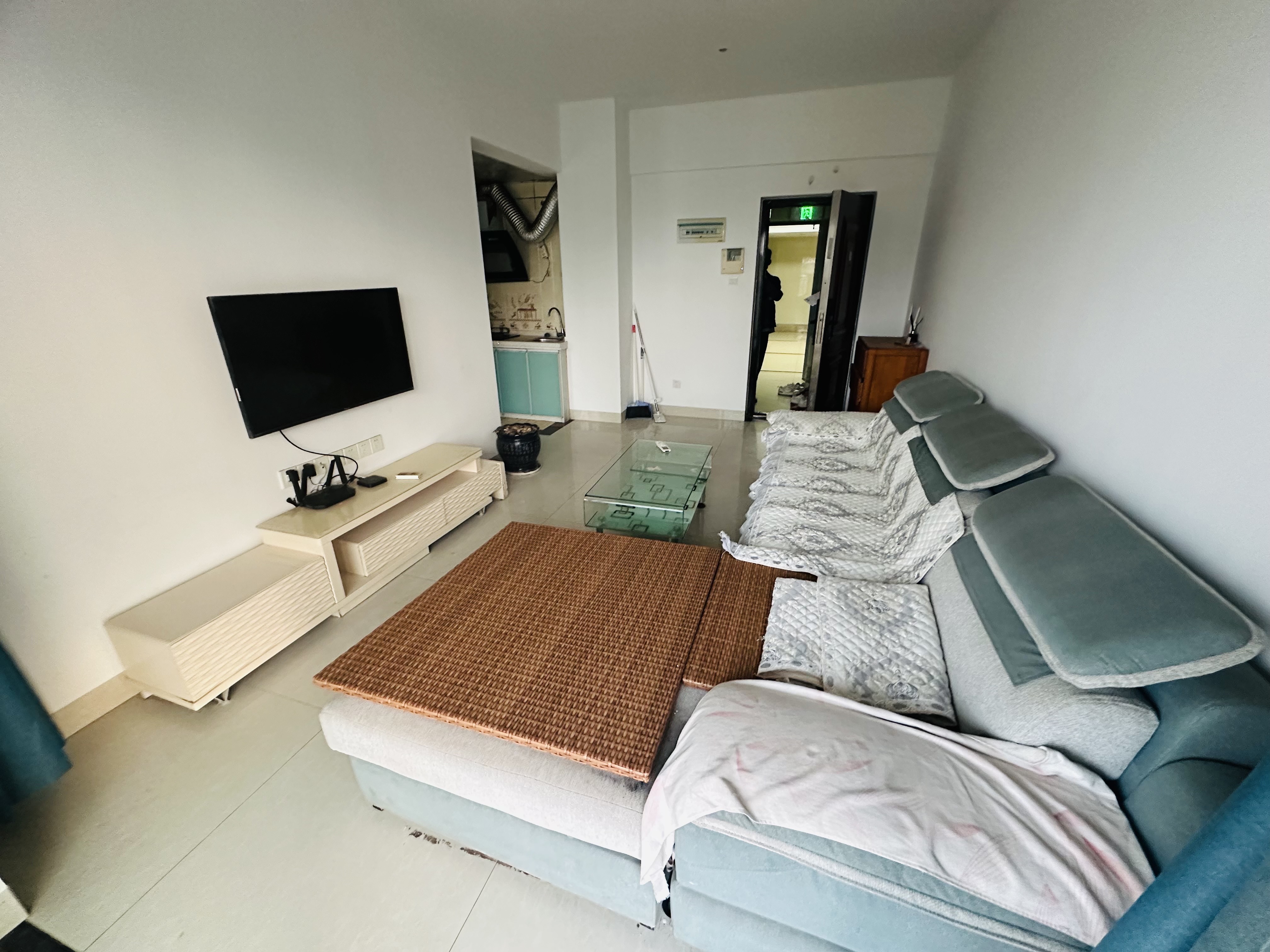 椰岛广场 1室1厅1卫 2400.0元/月 椰岛广场 1室1厅1卫 2400.0元/月室内图