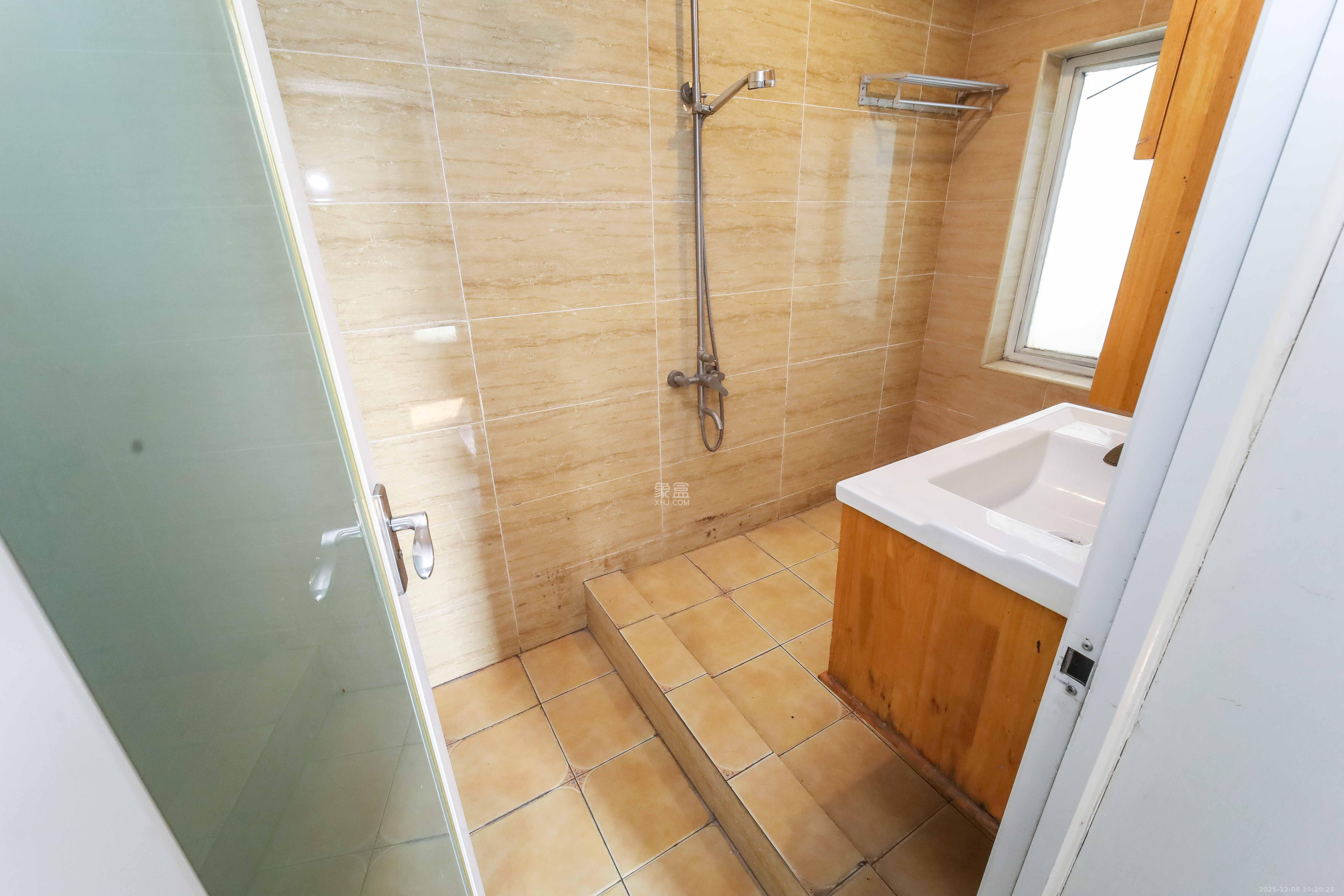 东方新城 5室2厅4卫 89.9万 东方新城 5室2厅4卫 89.9万卫生间