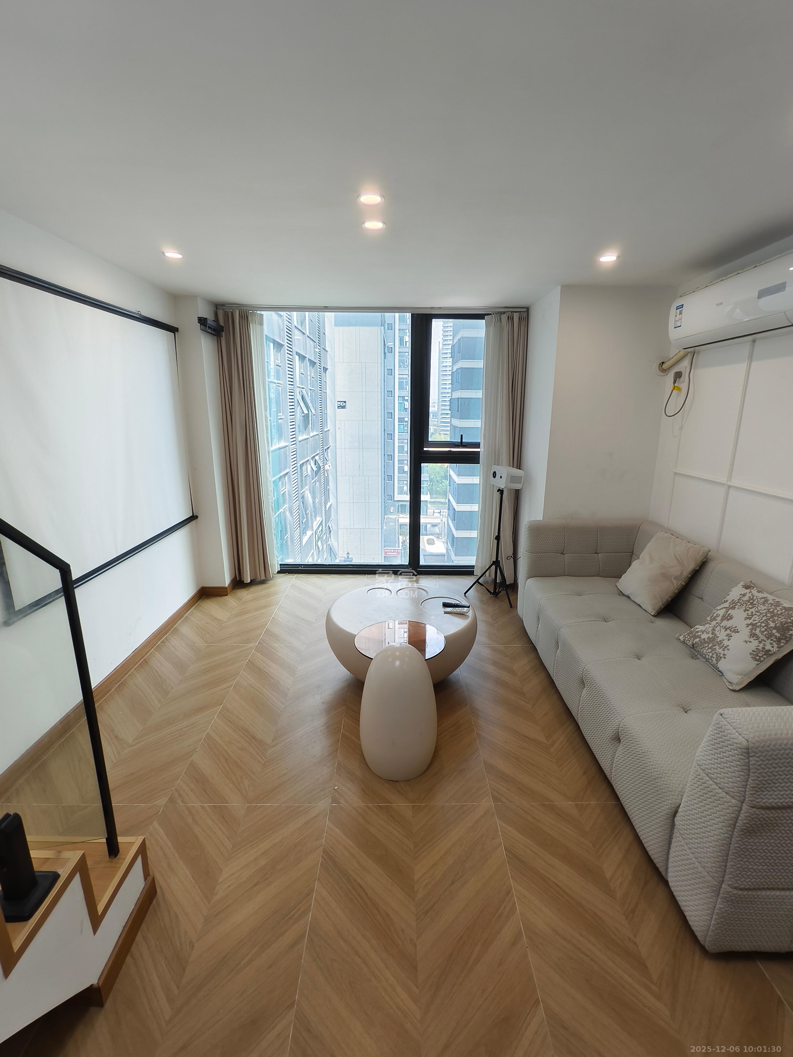 绿地V岛  1室1厅1卫    2500.0元/月