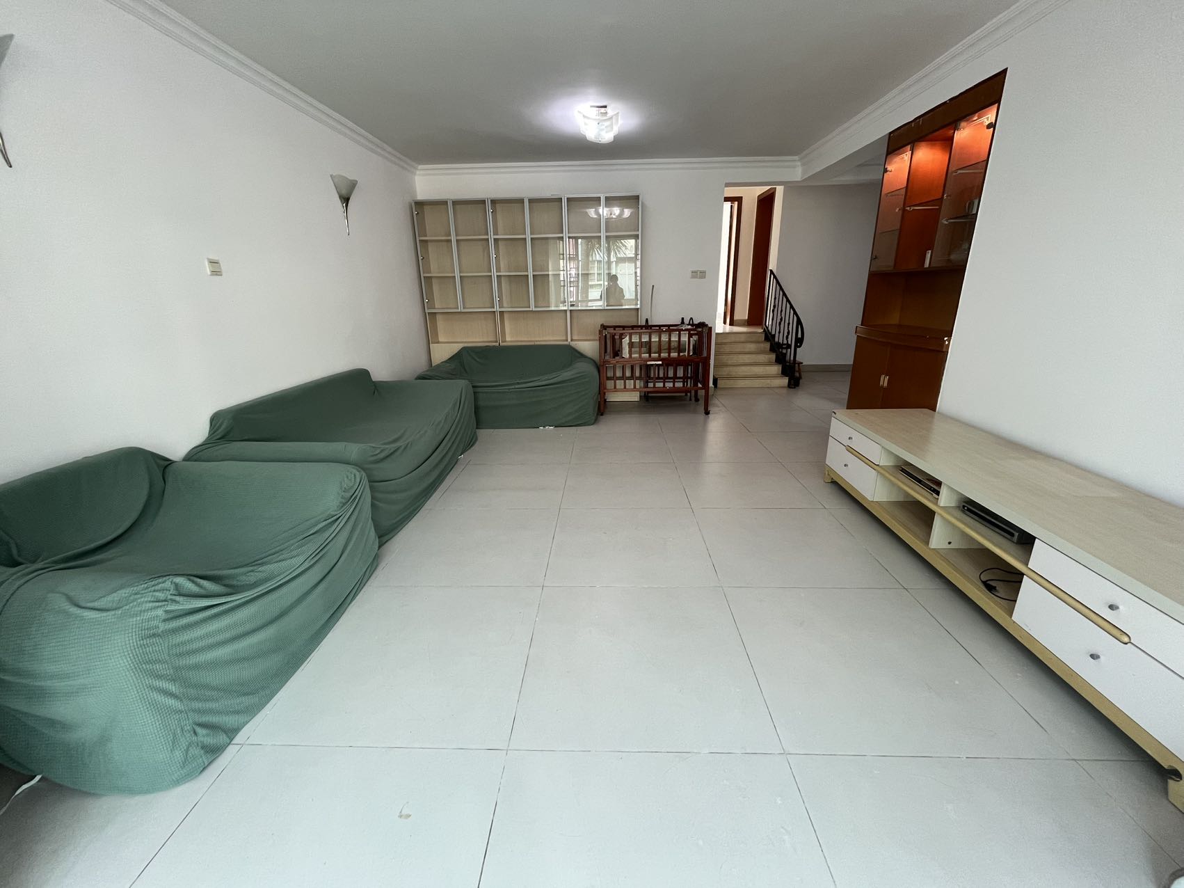 绿色佳园  3室2厅2卫    2300.0元/月