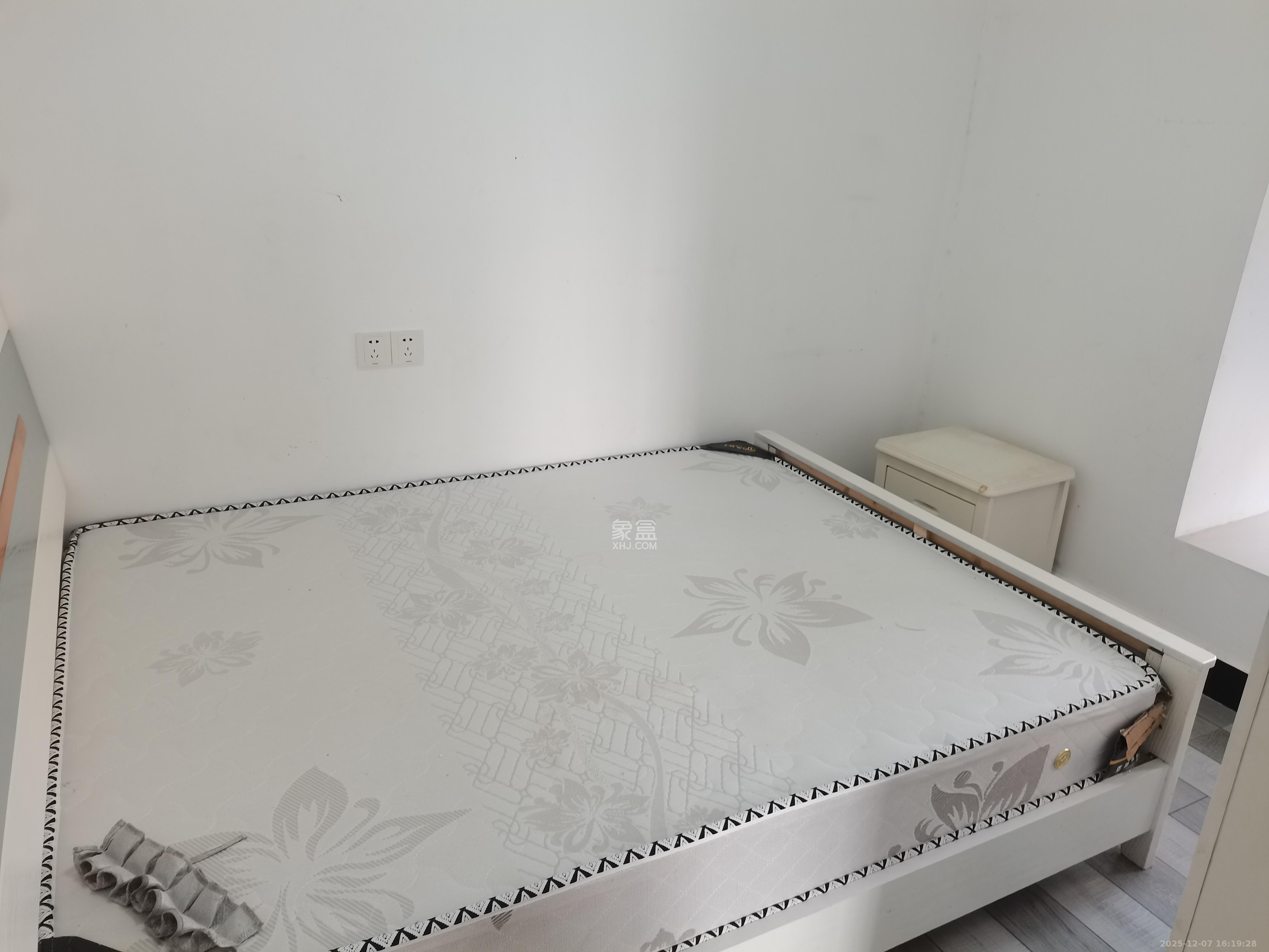 天麓尚层  3室2厅1卫    1900.0元/月室内图