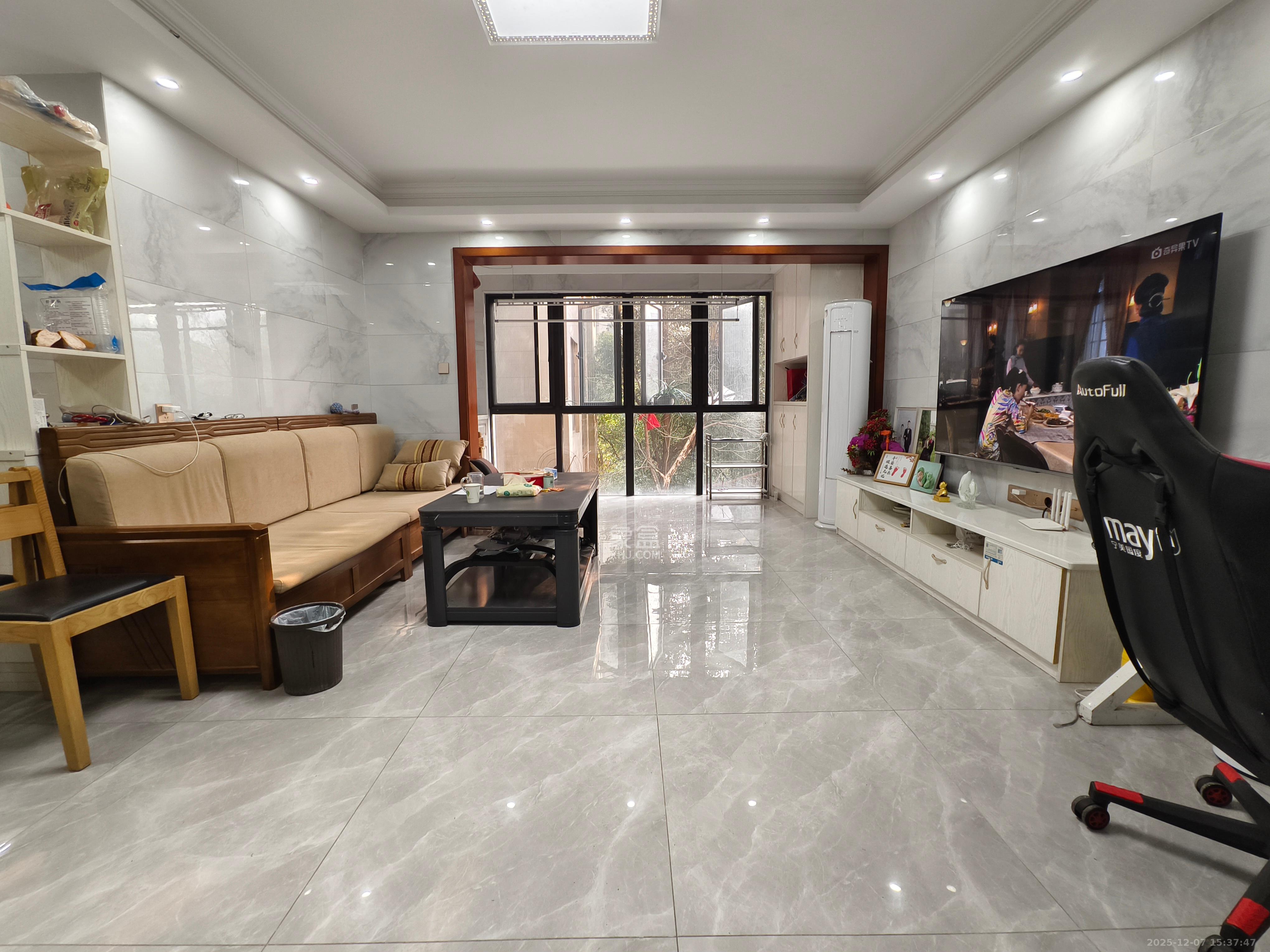 卓越蔚蓝海岸三期  3室2厅2卫    3000.0元/月