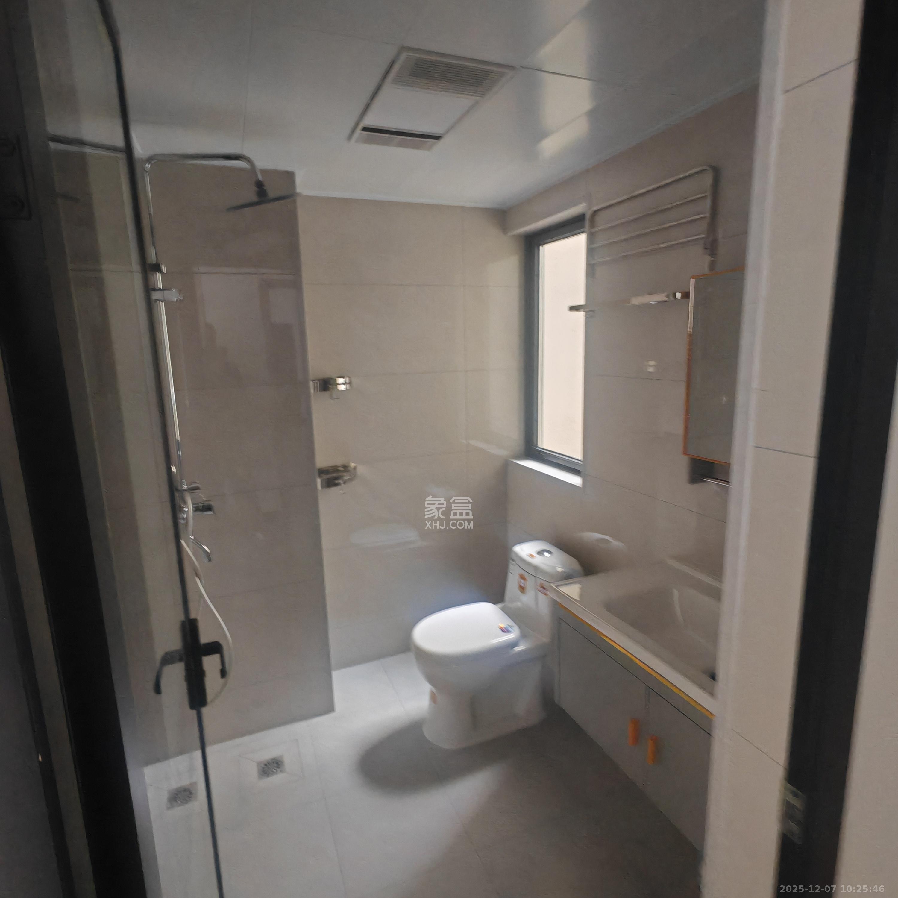 洋湖明园二期  3室2厅2卫    2200.0元/月