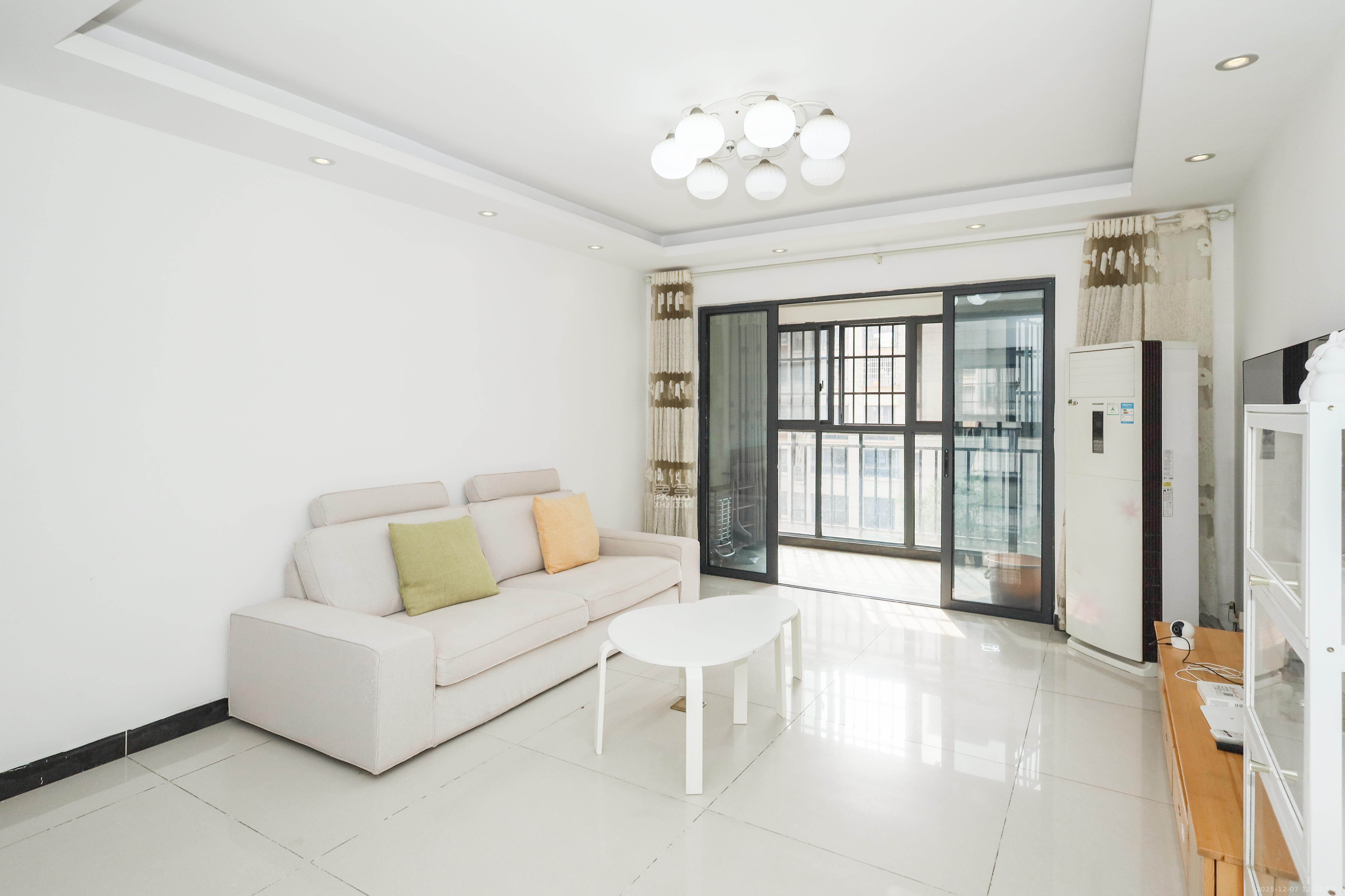 保利麓谷林语B区 3室2厅1卫 85.0万 保利麓谷林语B区 3室2厅1卫 85.0万客厅