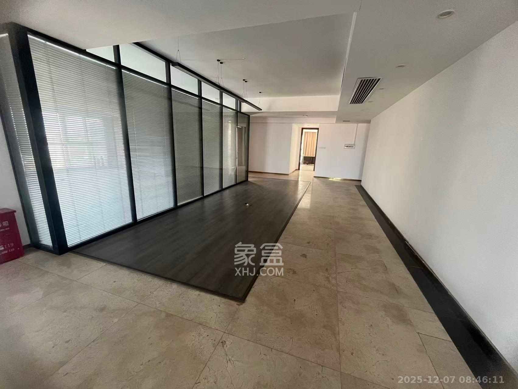 华雅花园 5室2厅2卫 15000.0元/月 华雅花园 5室2厅2卫 15000.0元/月室内图