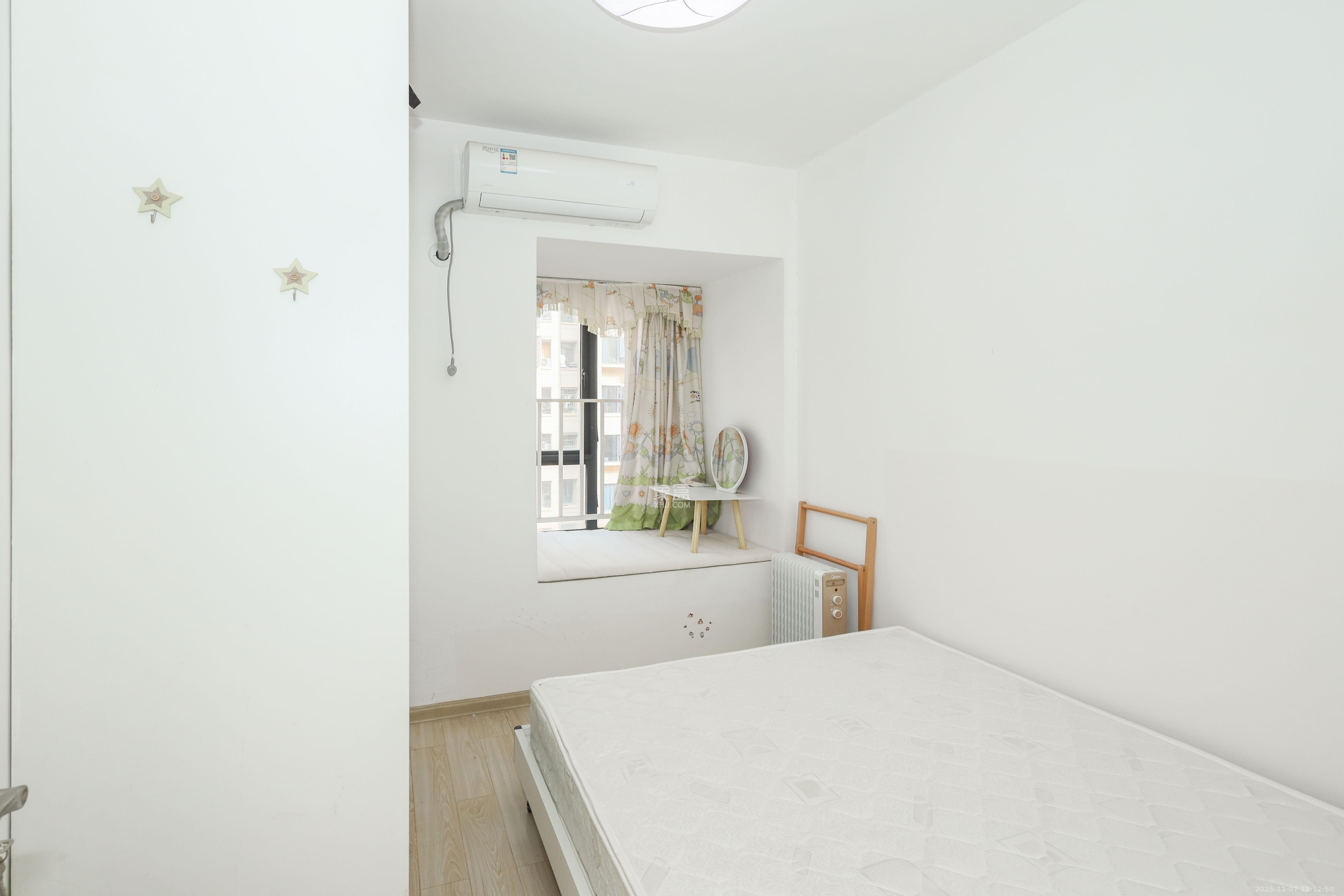 保利麓谷林语B区 3室2厅1卫 85.0万 保利麓谷林语B区 3室2厅1卫 85.0万卧室