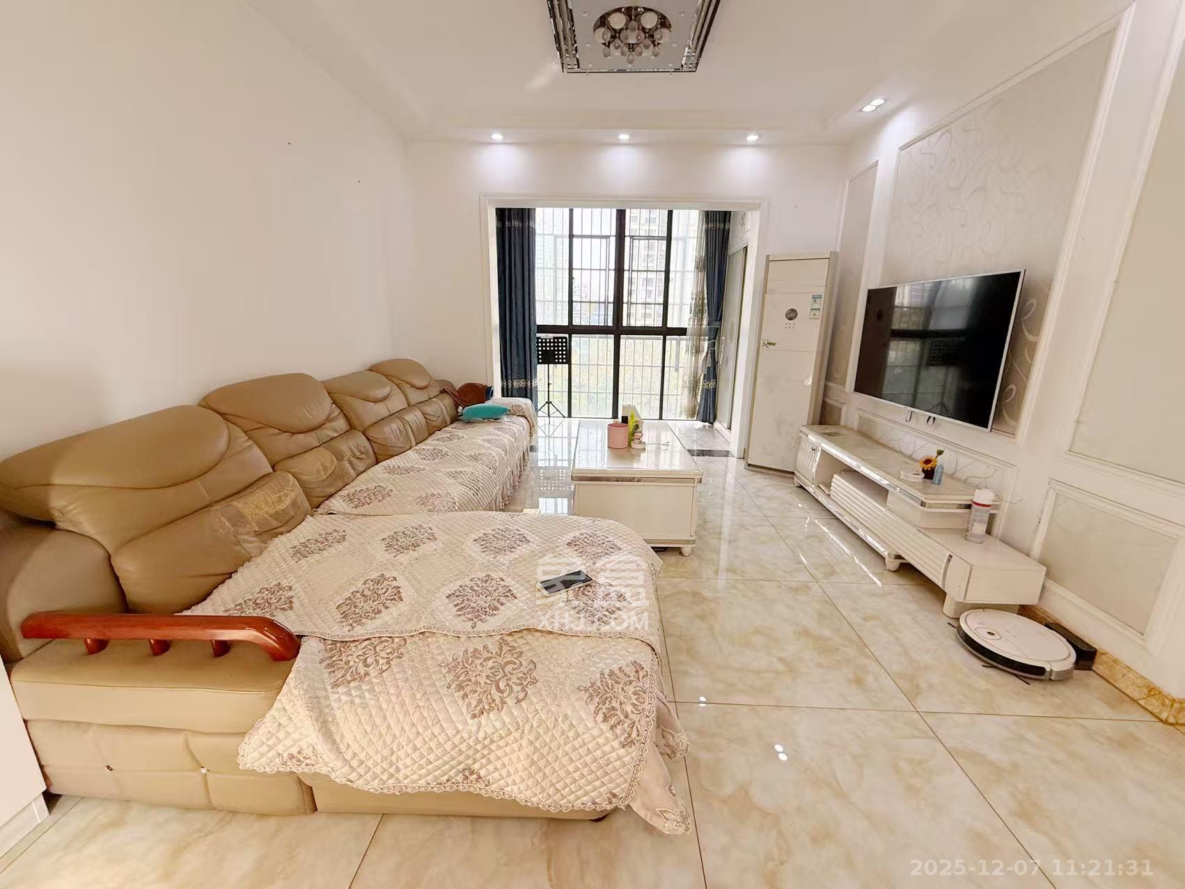 卓越蔚蓝海岸三期  3室2厅1卫    2400.0元/月