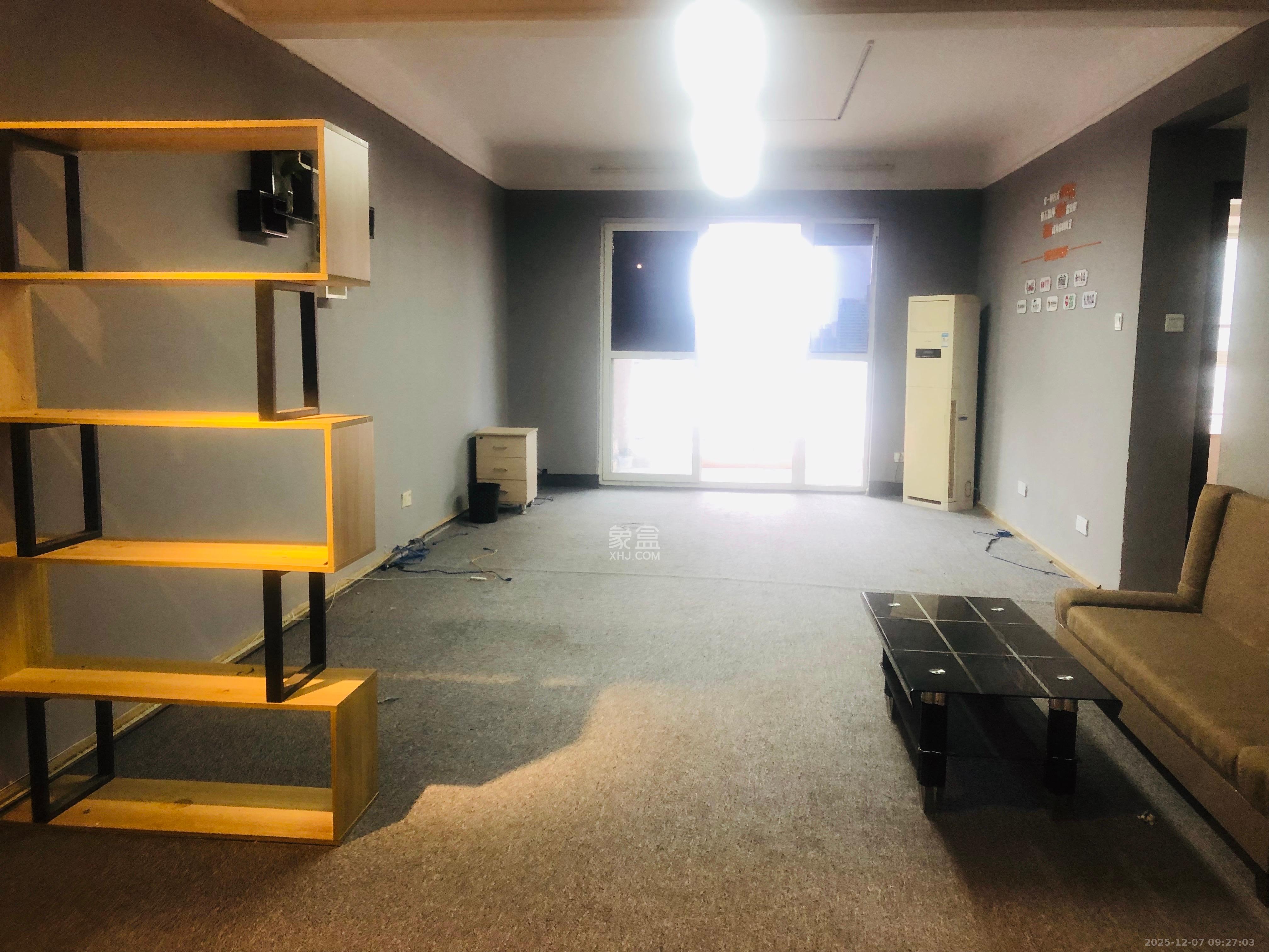 上河国际C区  3室2厅1卫    2500.0元/月室内图1