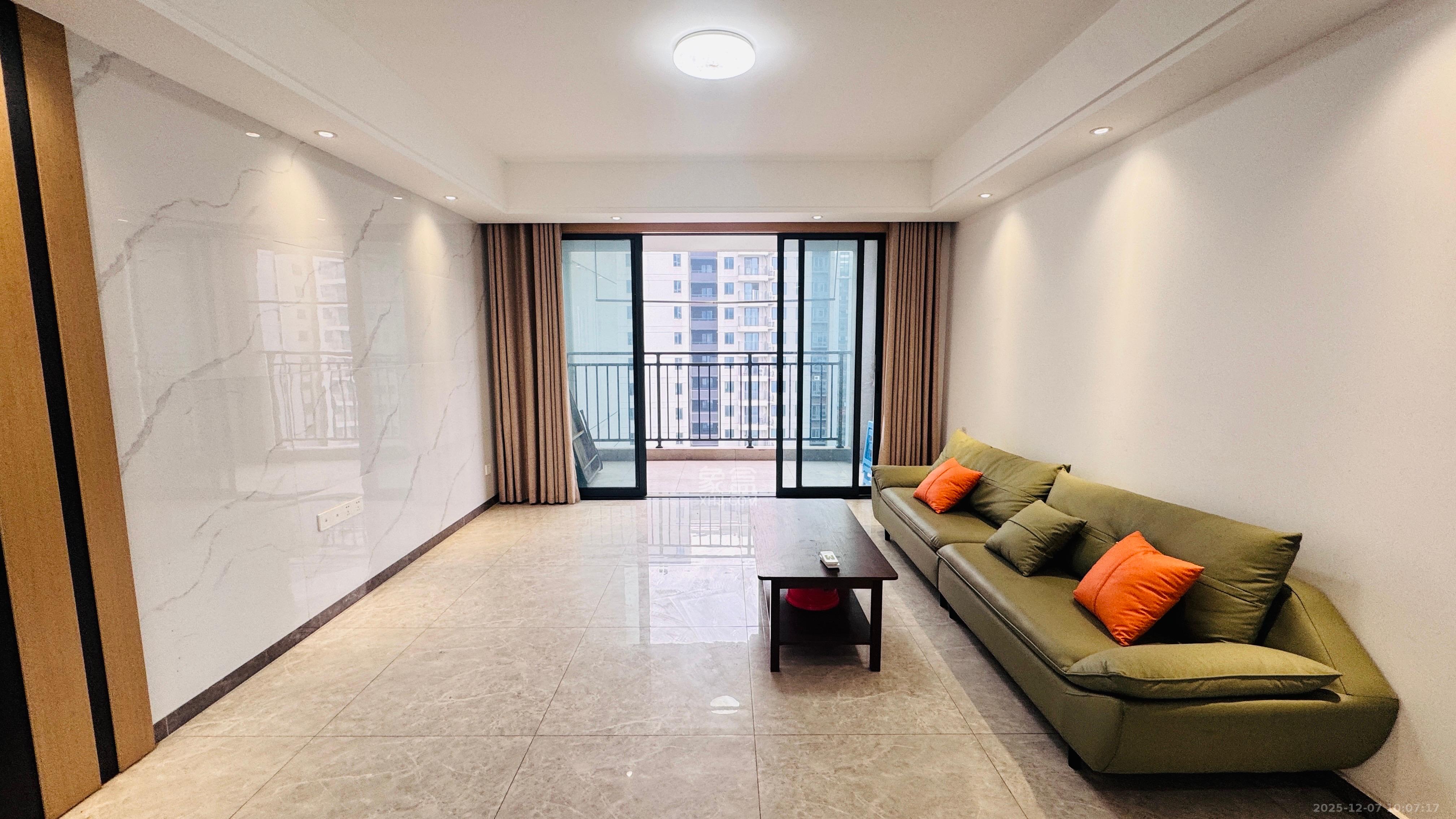 麓谷山湖郡  4室2厅2卫    2900.0元/月