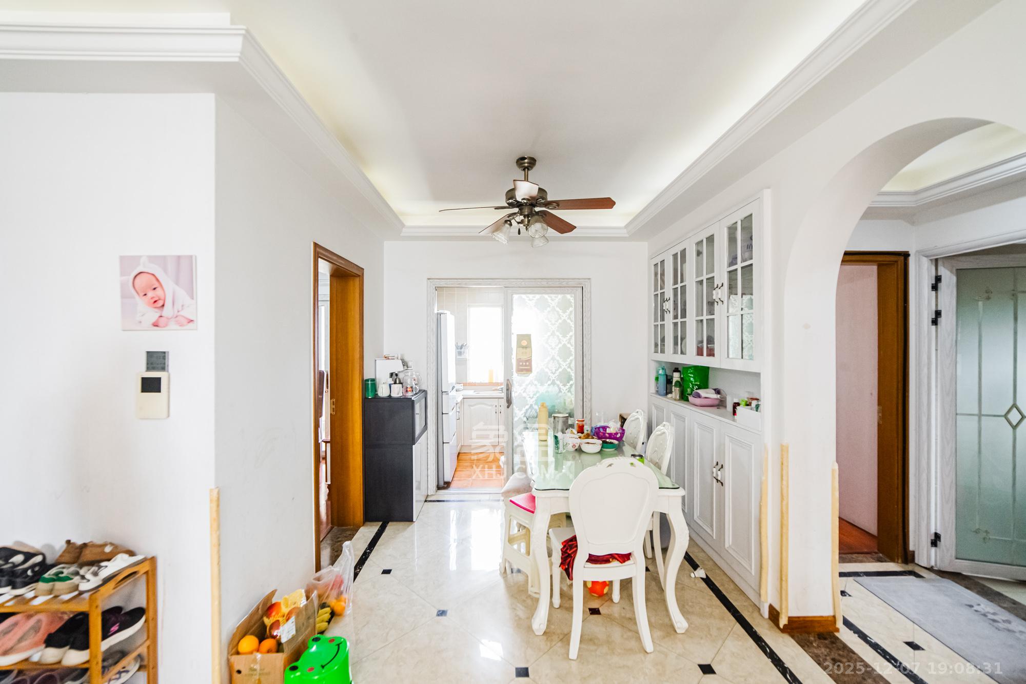 万国城(当代满庭春MOMA)三期 3室2厅2卫 95.0万 万国城(当代满庭春MOMA)三期 3室2厅2卫 95.0万客厅