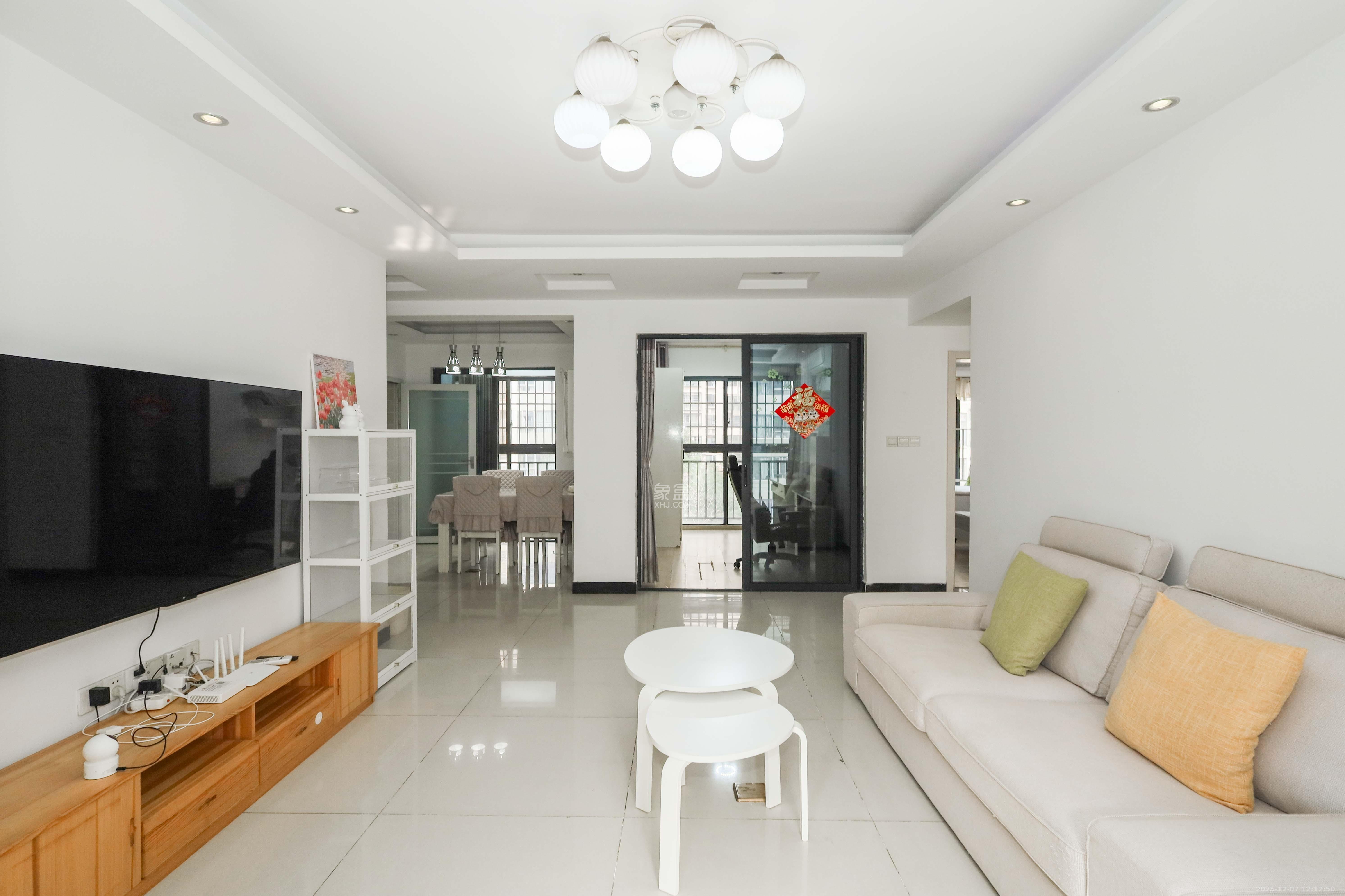 保利麓谷林语B区 3室2厅1卫 85.0万 保利麓谷林语B区 3室2厅1卫 85.0万客厅