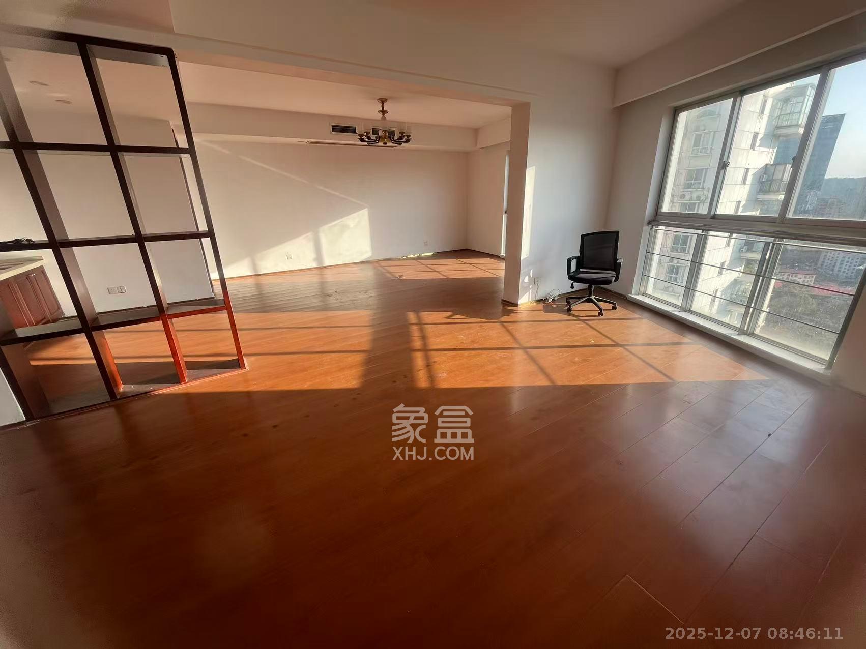 华雅花园 5室2厅2卫 15000.0元/月 华雅花园 5室2厅2卫 15000.0元/月室内图