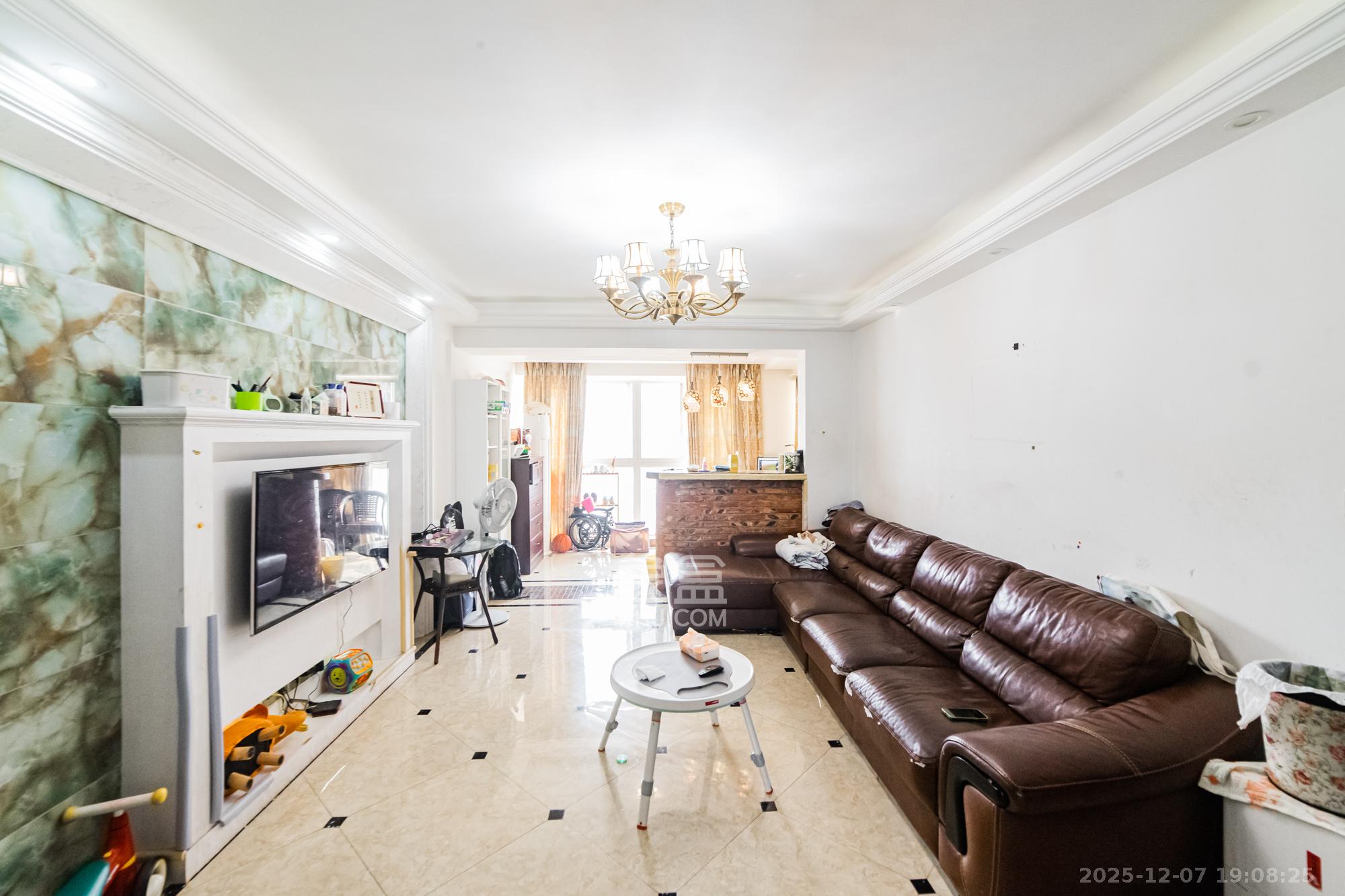 万国城(当代满庭春MOMA)三期 3室2厅2卫 95.0万 万国城(当代满庭春MOMA)三期 3室2厅2卫 95.0万客厅