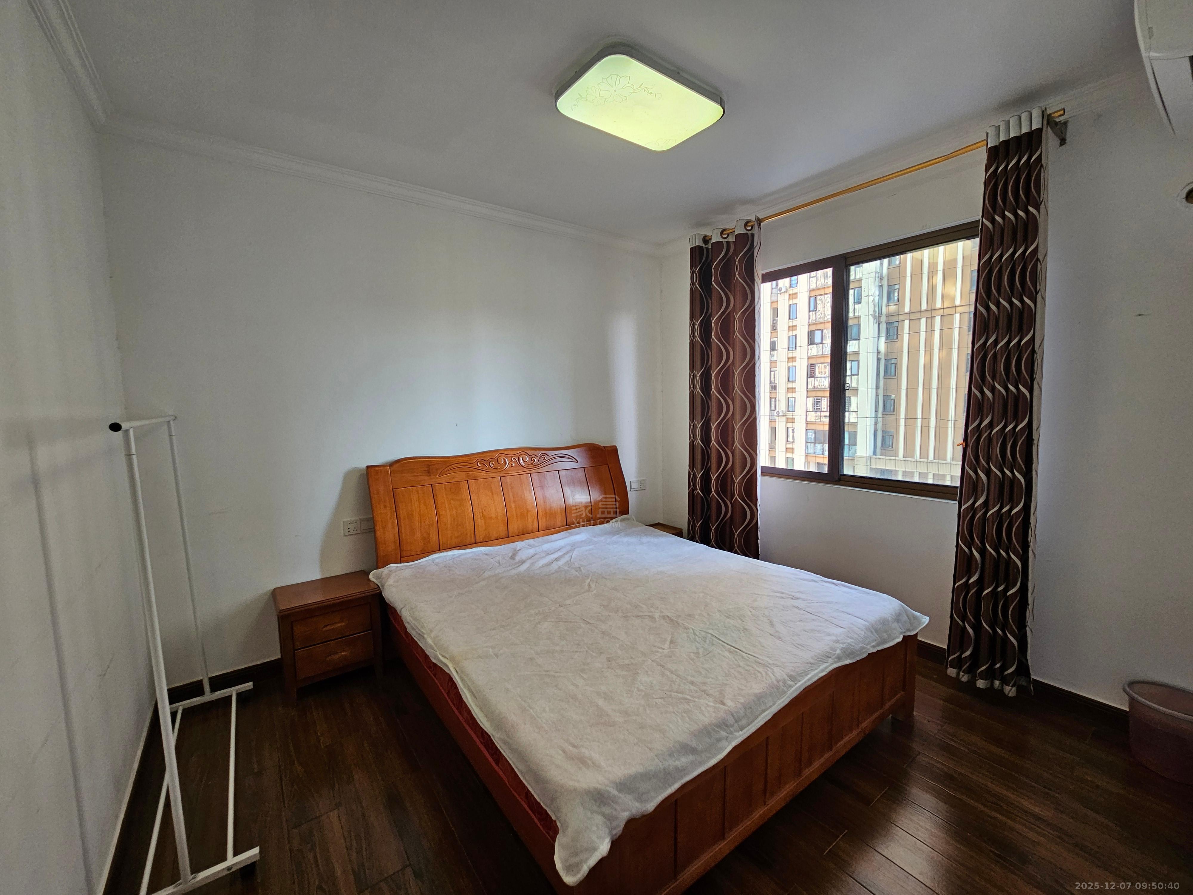 滨江花园  3室2厅2卫    1900.0元/月室内图