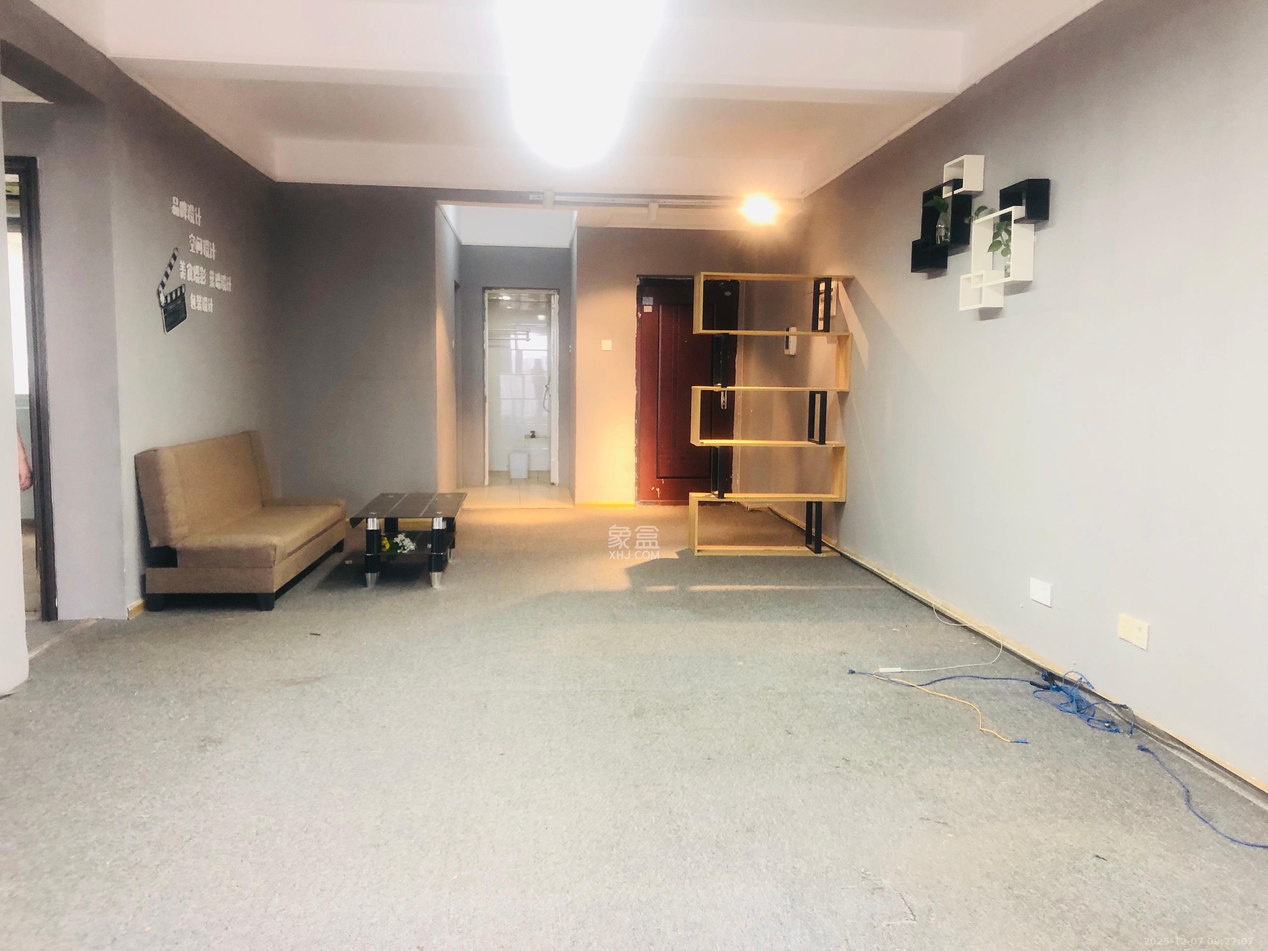 上河国际C区  3室2厅1卫    2500.0元/月室内图