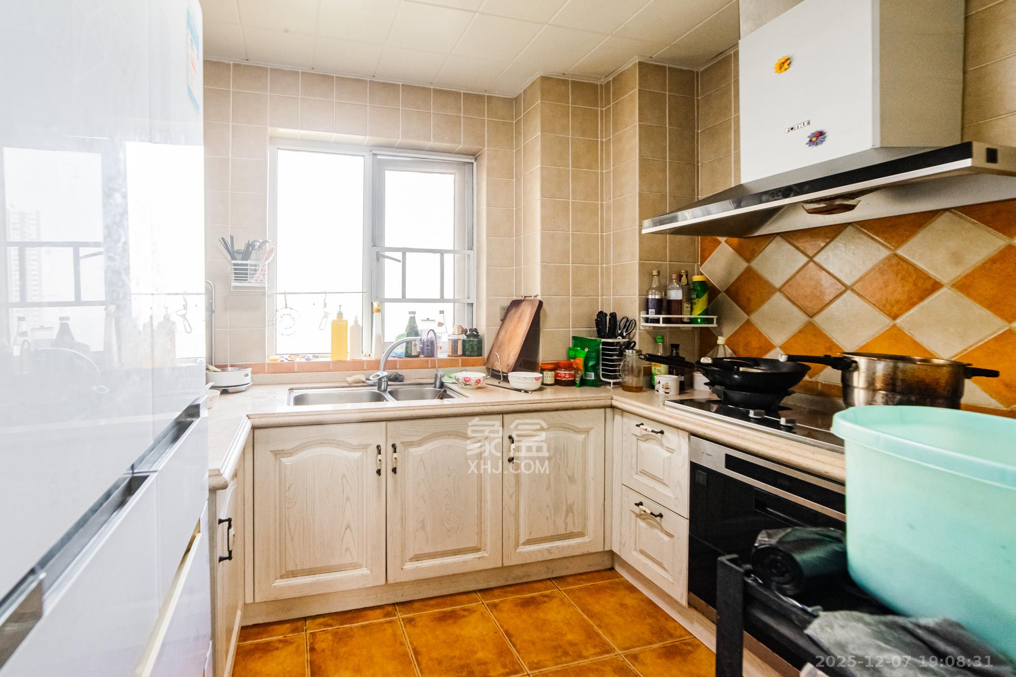 万国城（当代满庭春MOMA）三期  3室2厅2卫    95.0万厨房