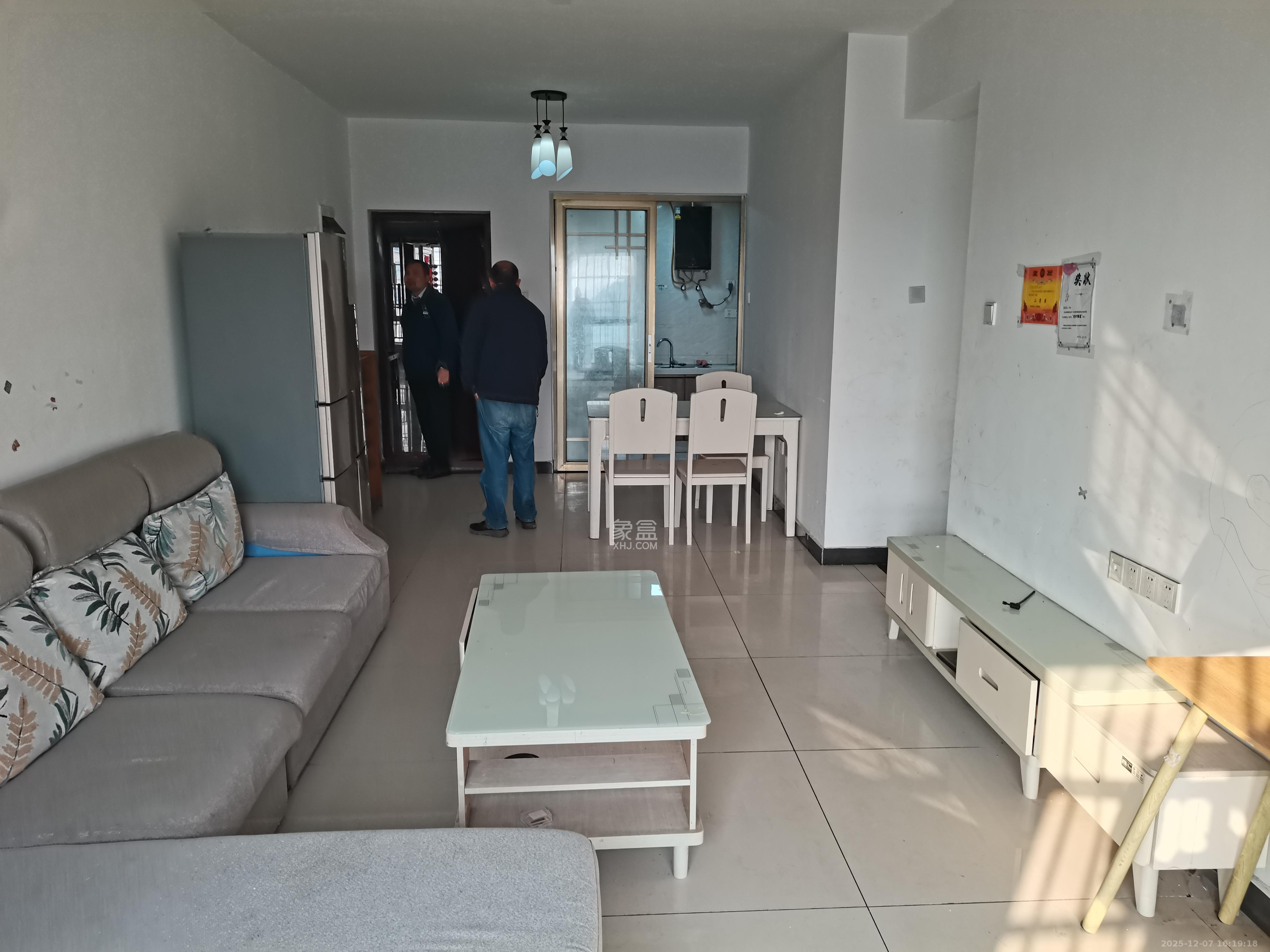 天麓尚层  3室2厅1卫    1900.0元/月室内图