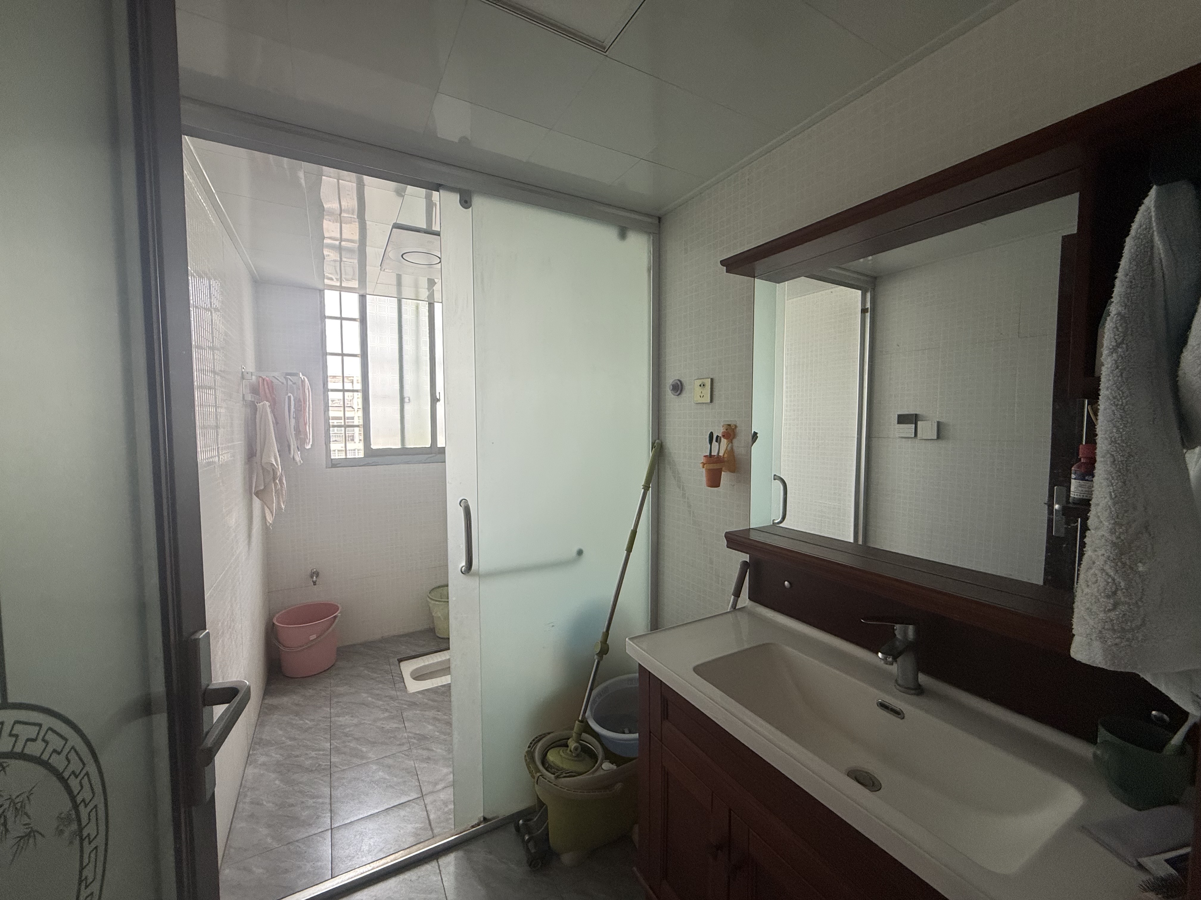 东方豪苑  3室2厅2卫    60.0万客厅