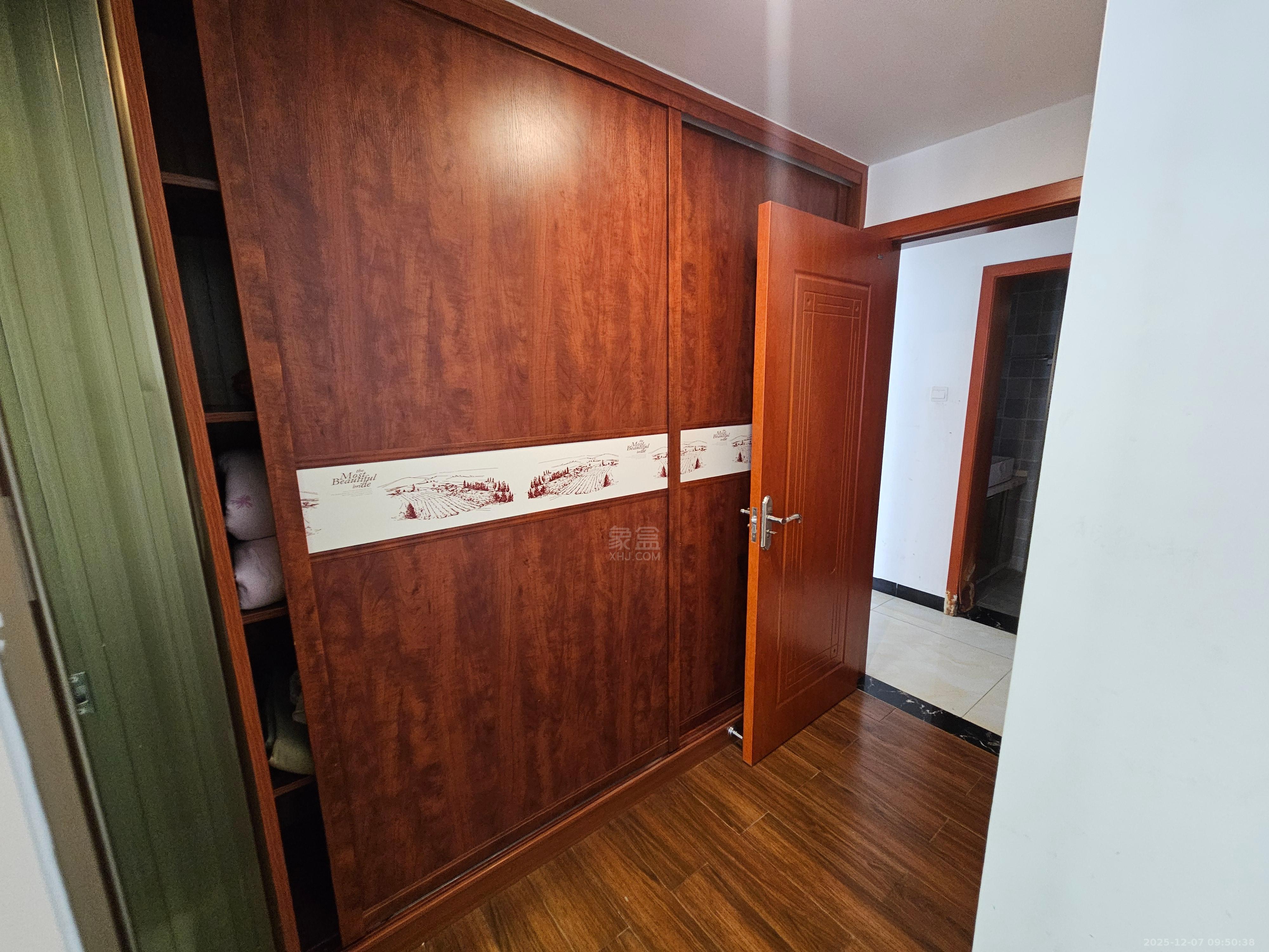 滨江花园  3室2厅2卫    1900.0元/月室内图