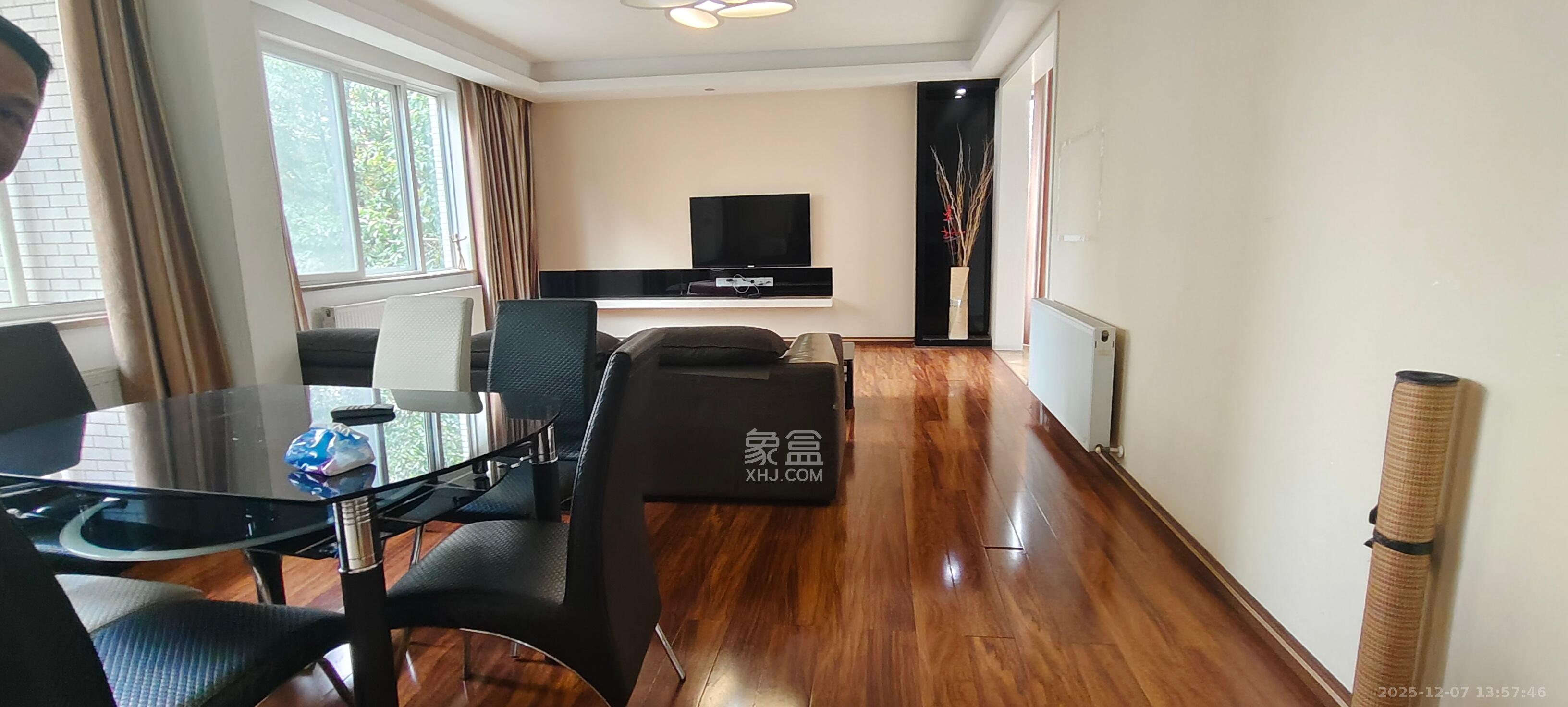 华银天际  3室2厅2卫    2300.0元/月