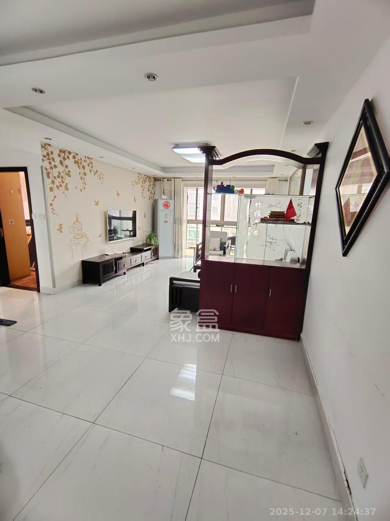 新城新世界一二三期  3室2厅2卫    3000.0元/月