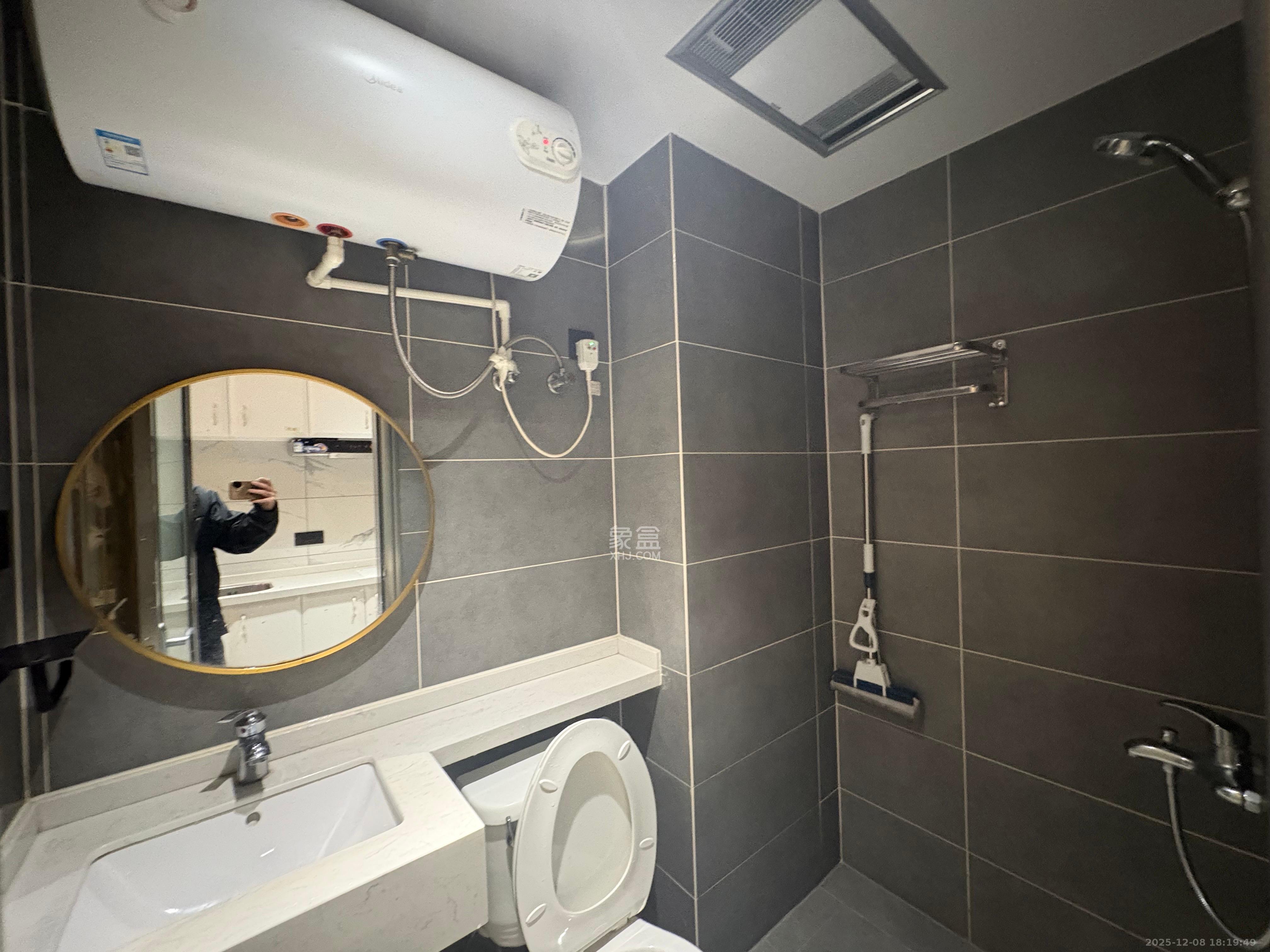 东盈商业广场（华泉城市广场）  1室1厅1卫    1400.0元/月