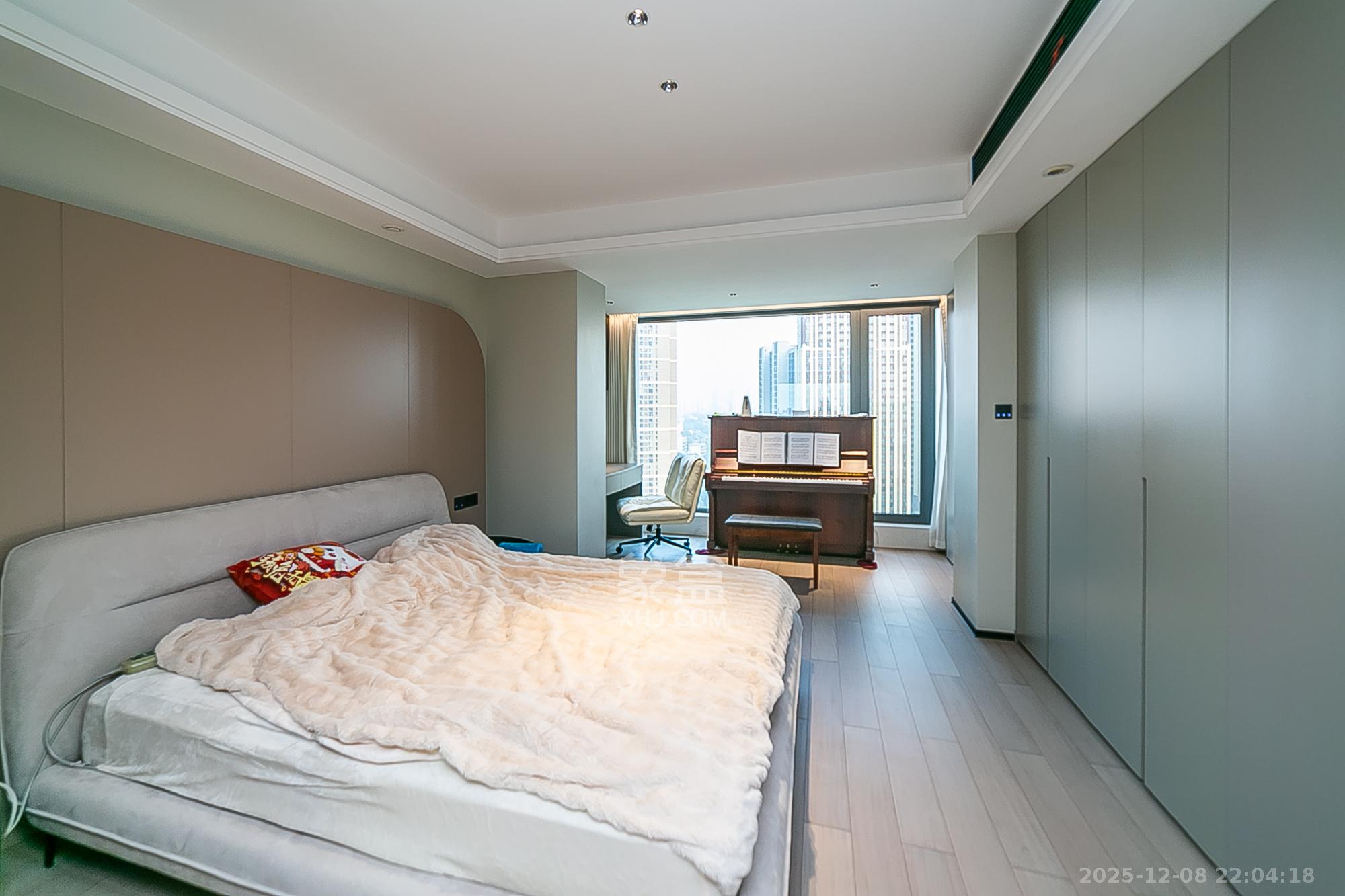 中建江山壹号  4室2厅2卫    708.0万卧室