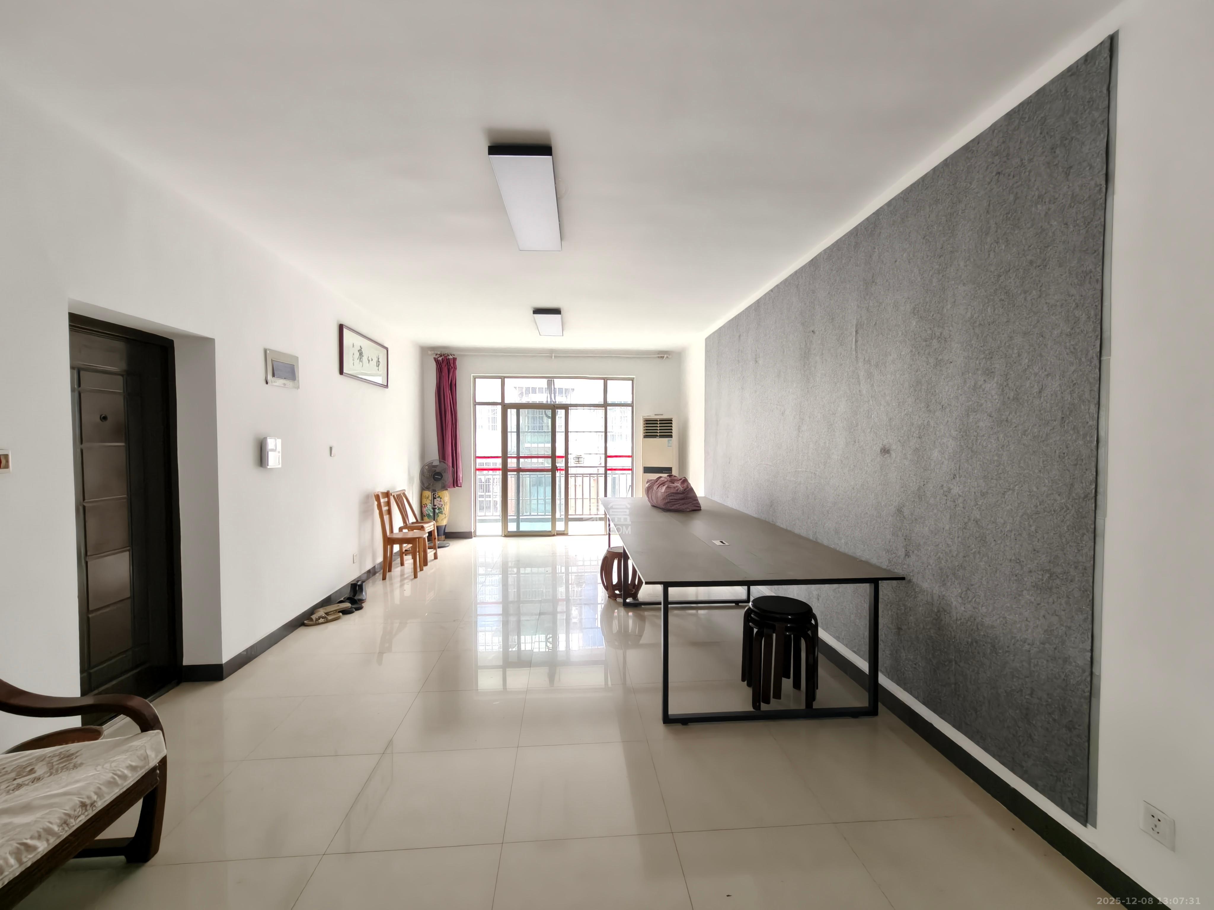 卧龙居国际村  3室2厅2卫    1700.0元/月