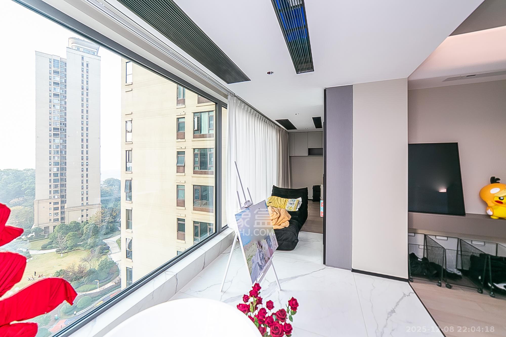 中建江山壹号  4室2厅2卫    708.0万阳台