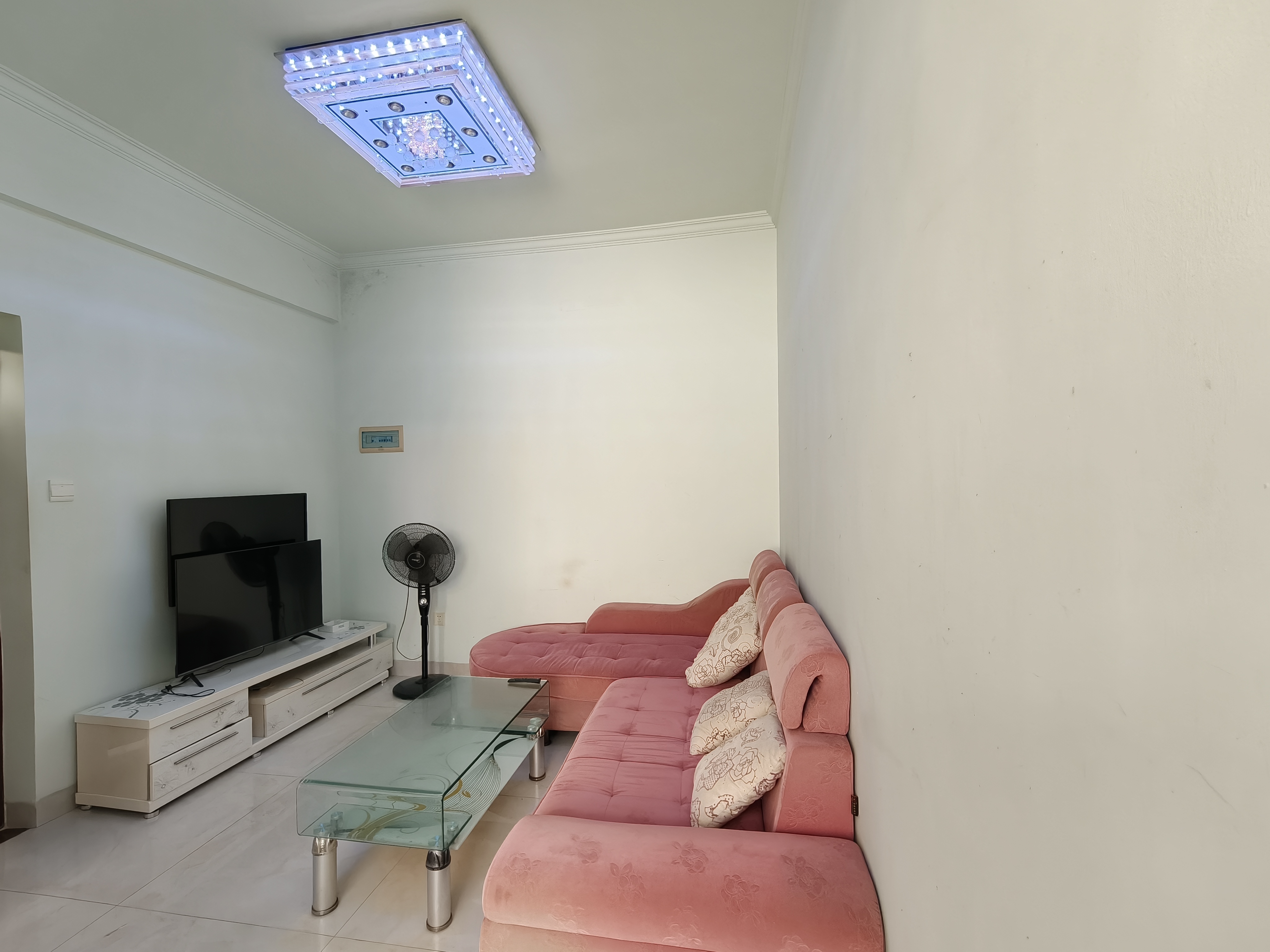 德盛华庭  1室1厅1卫    1800.0元/月