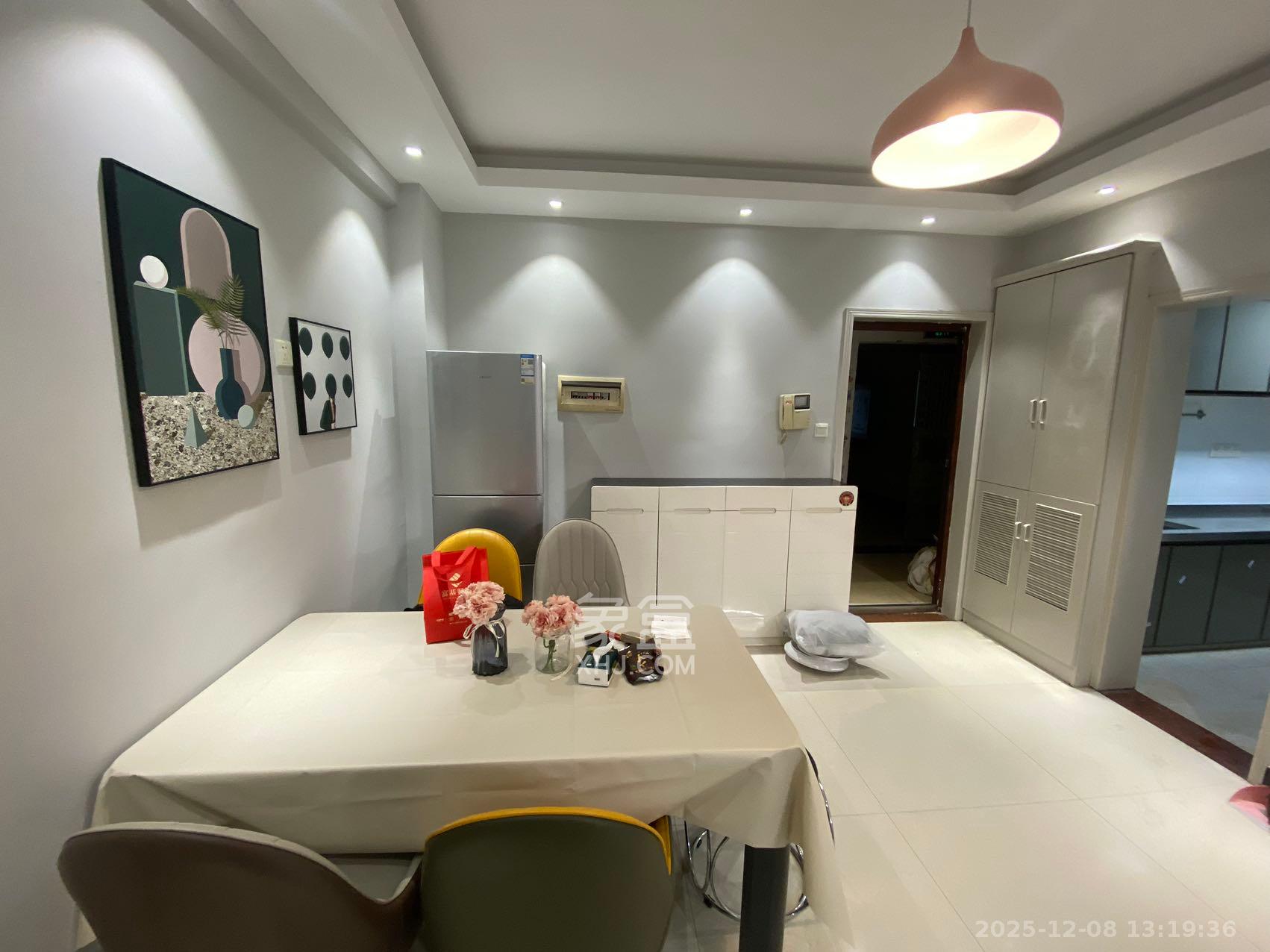 莲湖汽配城  1室2厅1卫    2200.0元/月