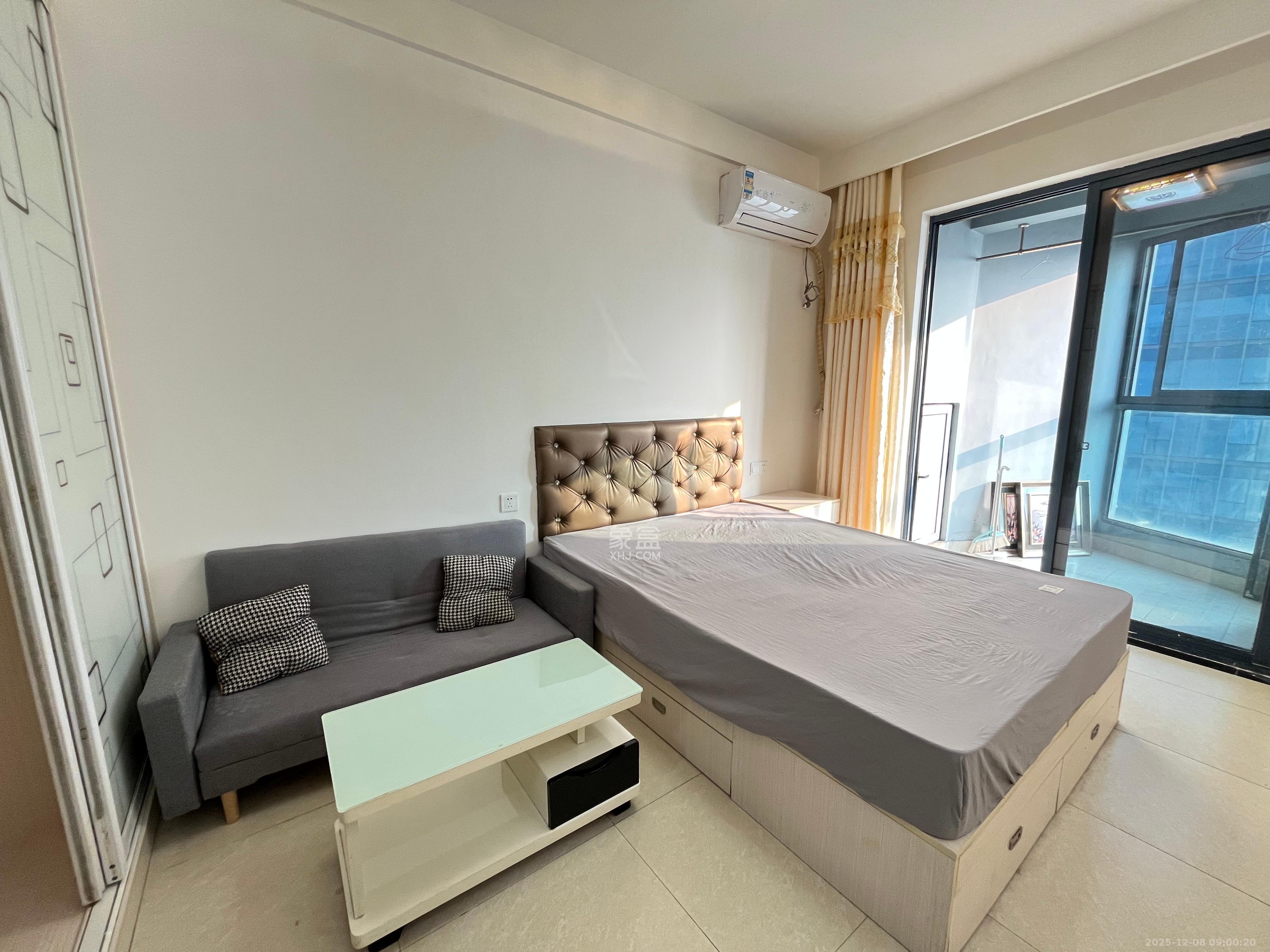 绿地中央广场  1室0厅1卫    1400.0元/月