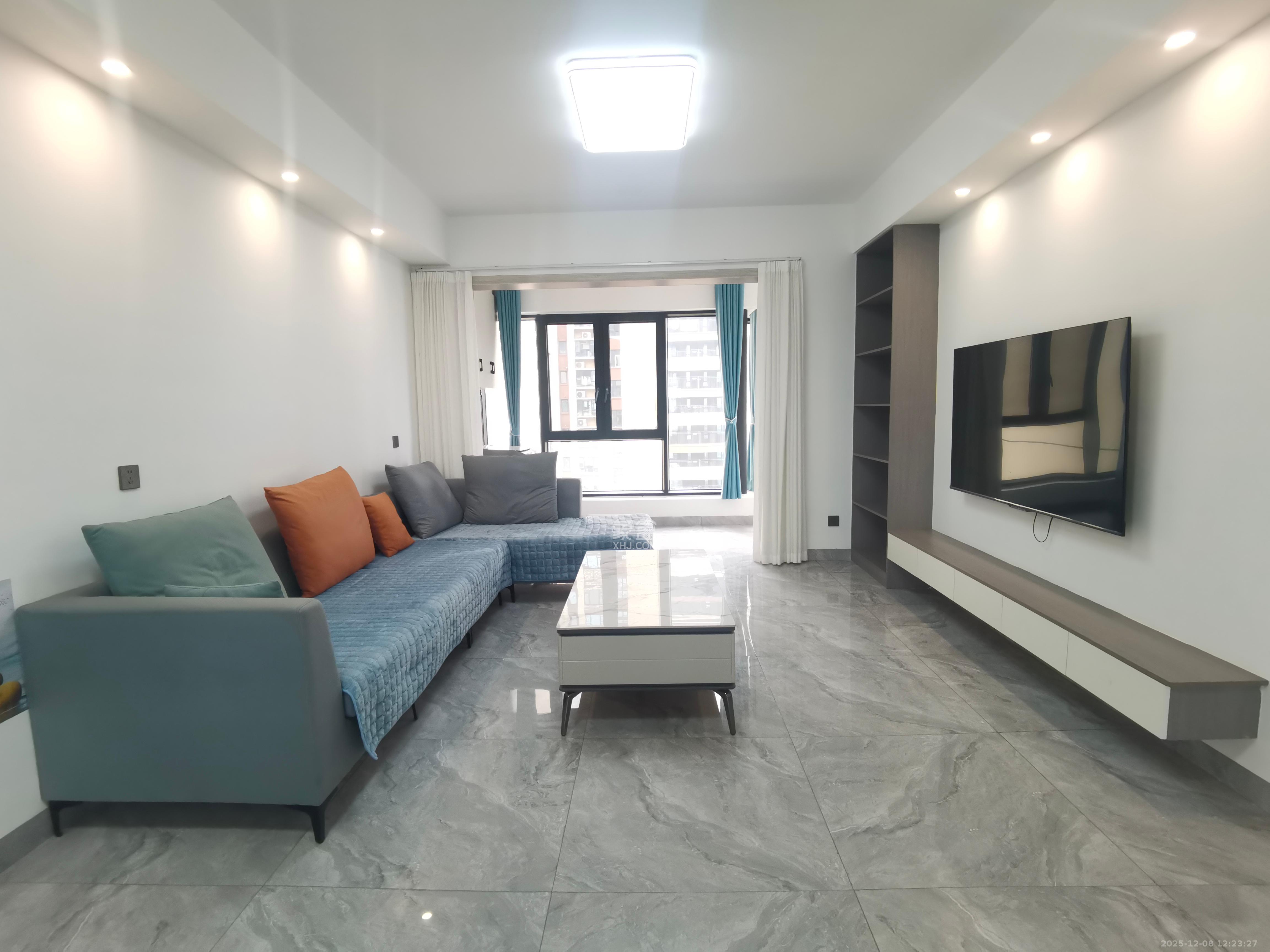 蓝光雍锦半岛  4室2厅2卫    2900.0元/月