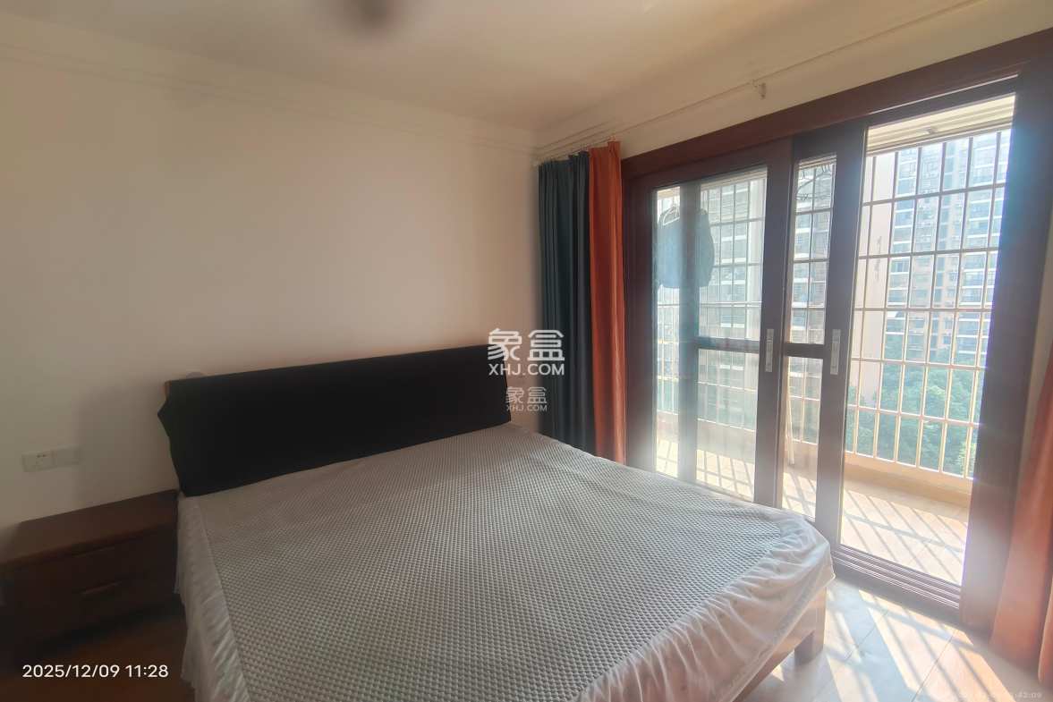 山水新城 3室2厅2卫 2500.0元/月 山水新城 3室2厅2卫 2500.0元/月室内图