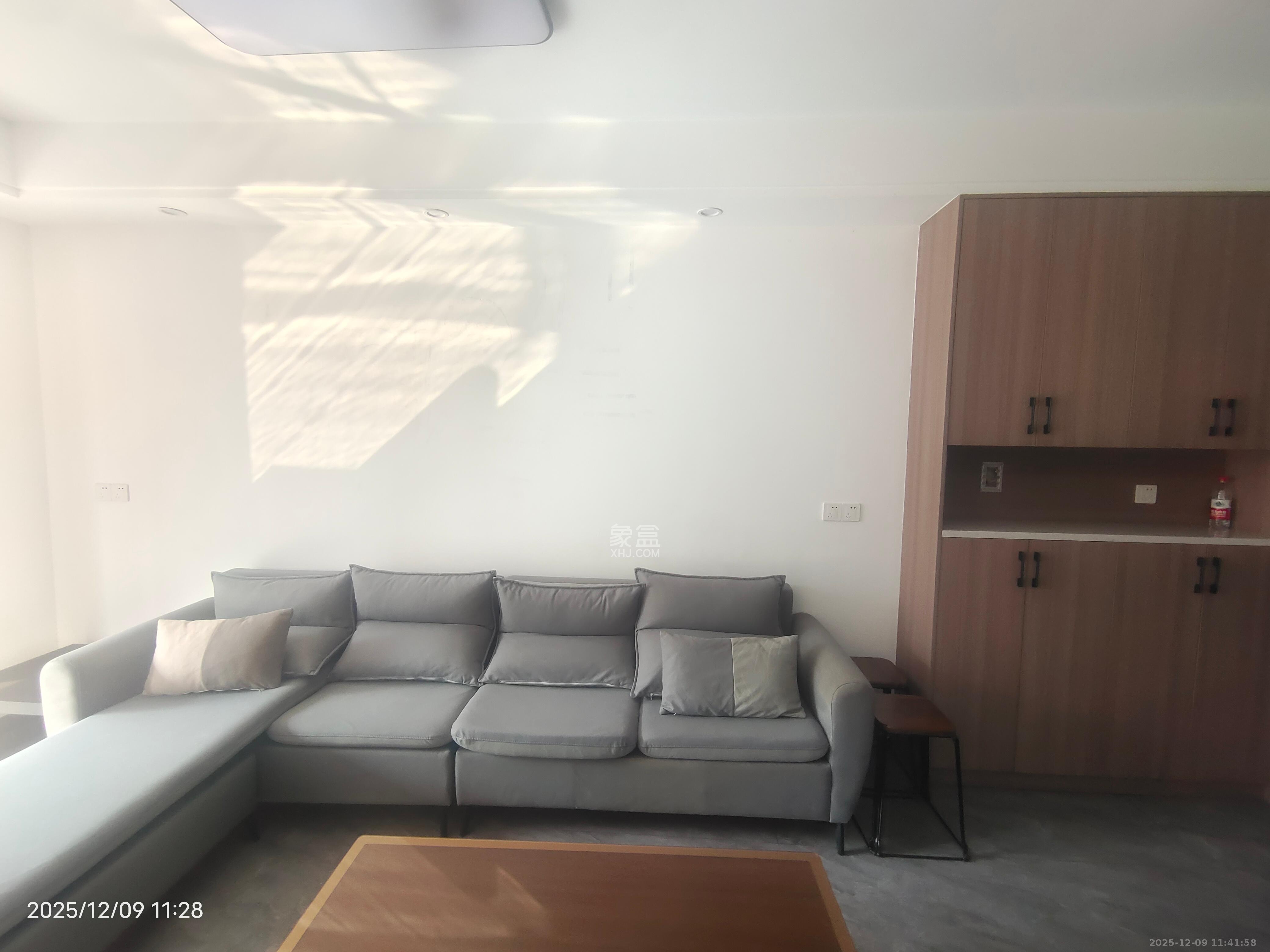 山水新城 3室2厅2卫 2500.0元/月 山水新城 3室2厅2卫 2500.0元/月室内图