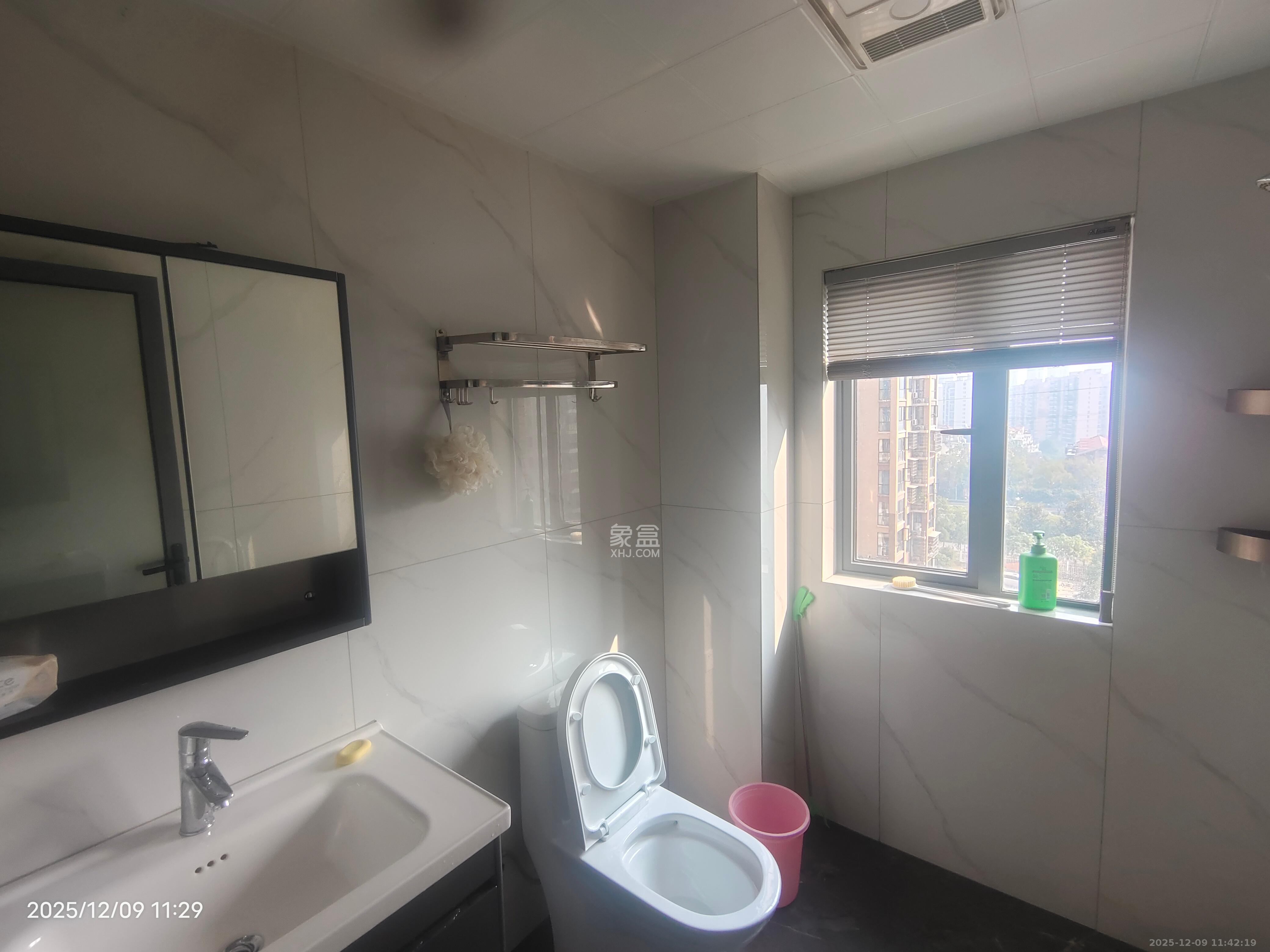 山水新城 3室2厅2卫 2500.0元/月 山水新城 3室2厅2卫 2500.0元/月室内图