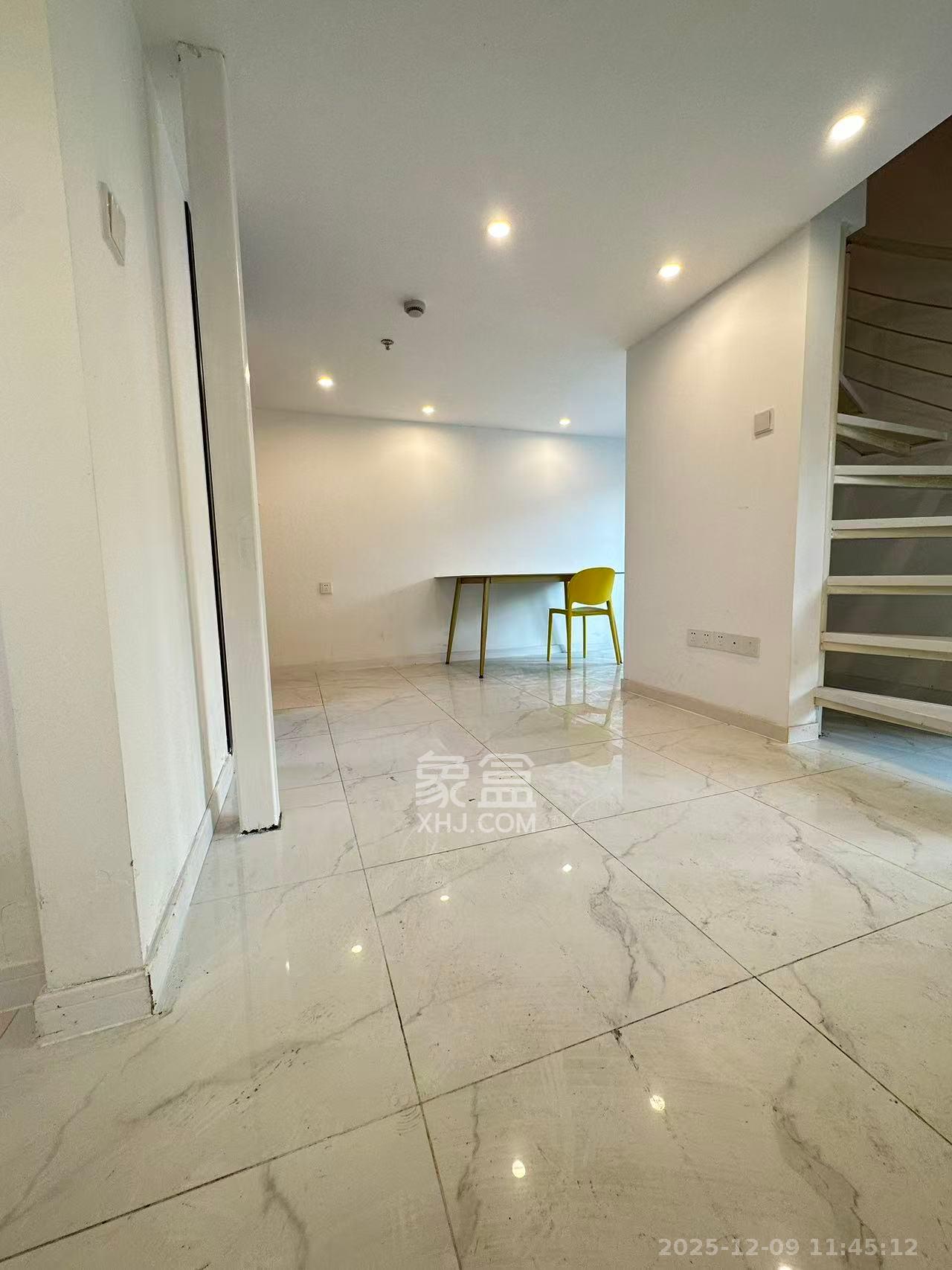 卓越江岸  2室2厅1卫    2200.0元/月室内图