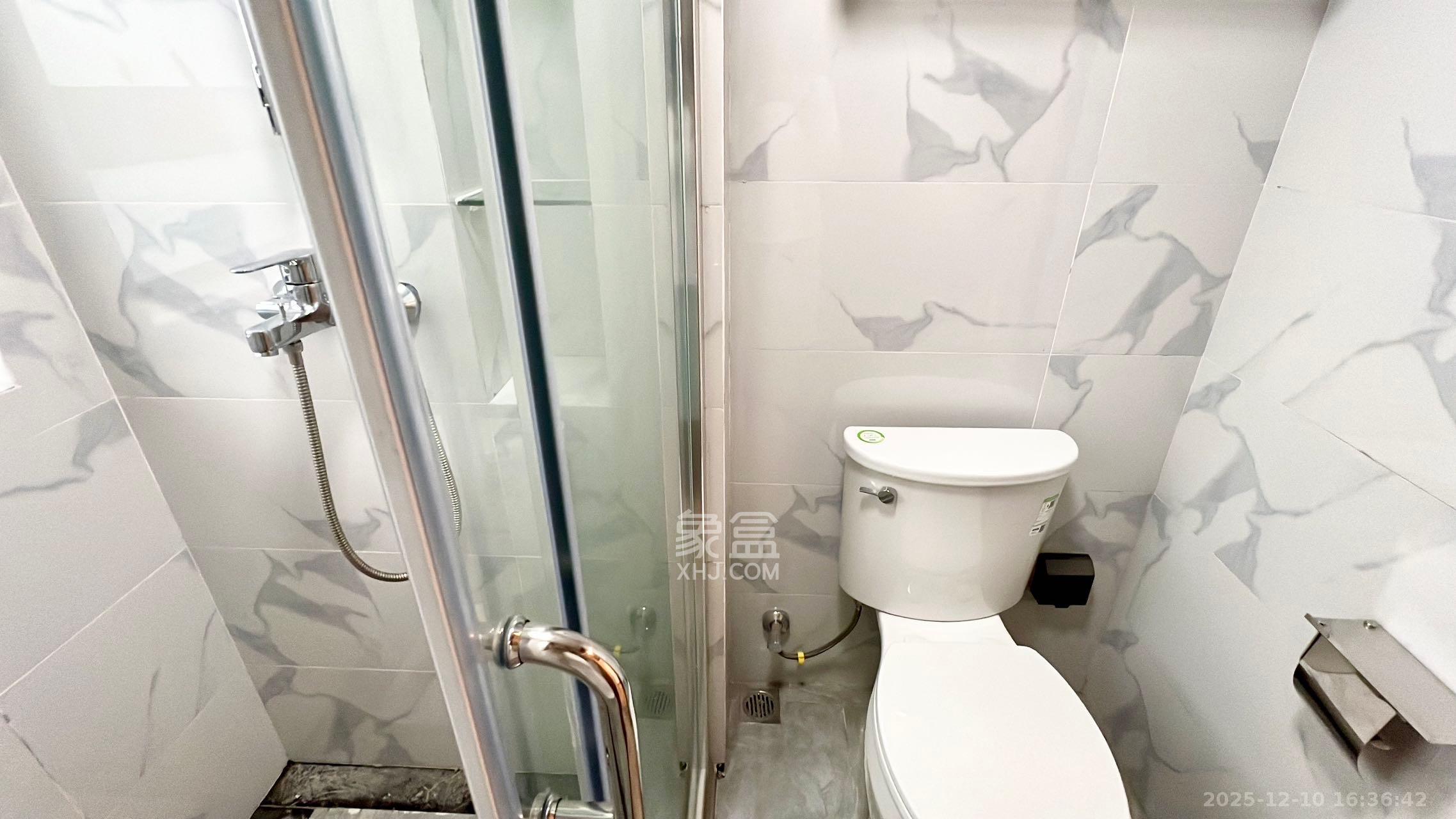 绿地V岛  3室2厅2卫    4500.0元/月室内图