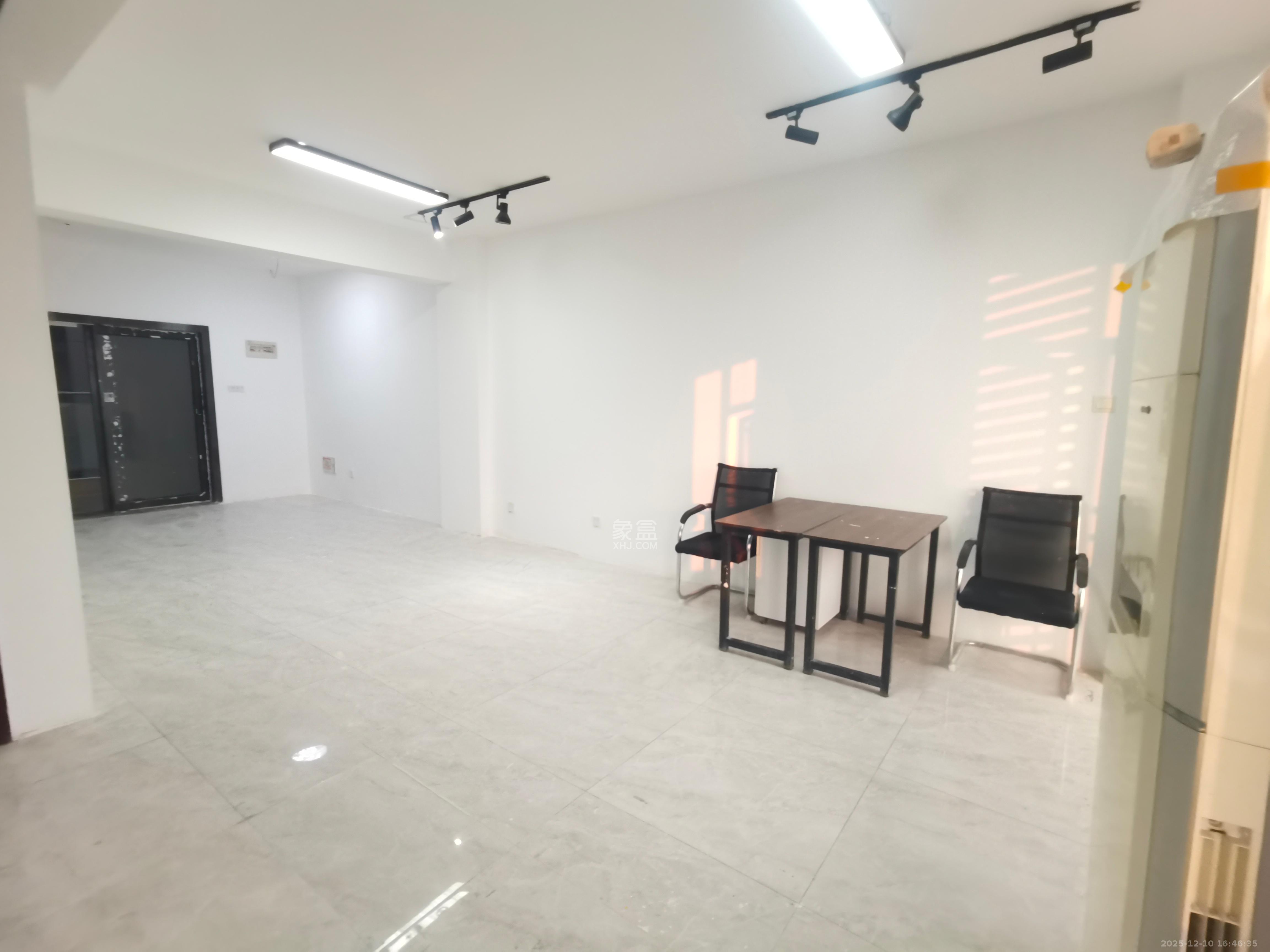 长房中庭国际（东郡华蓉广场）  5室1厅1卫    3000.0元/月