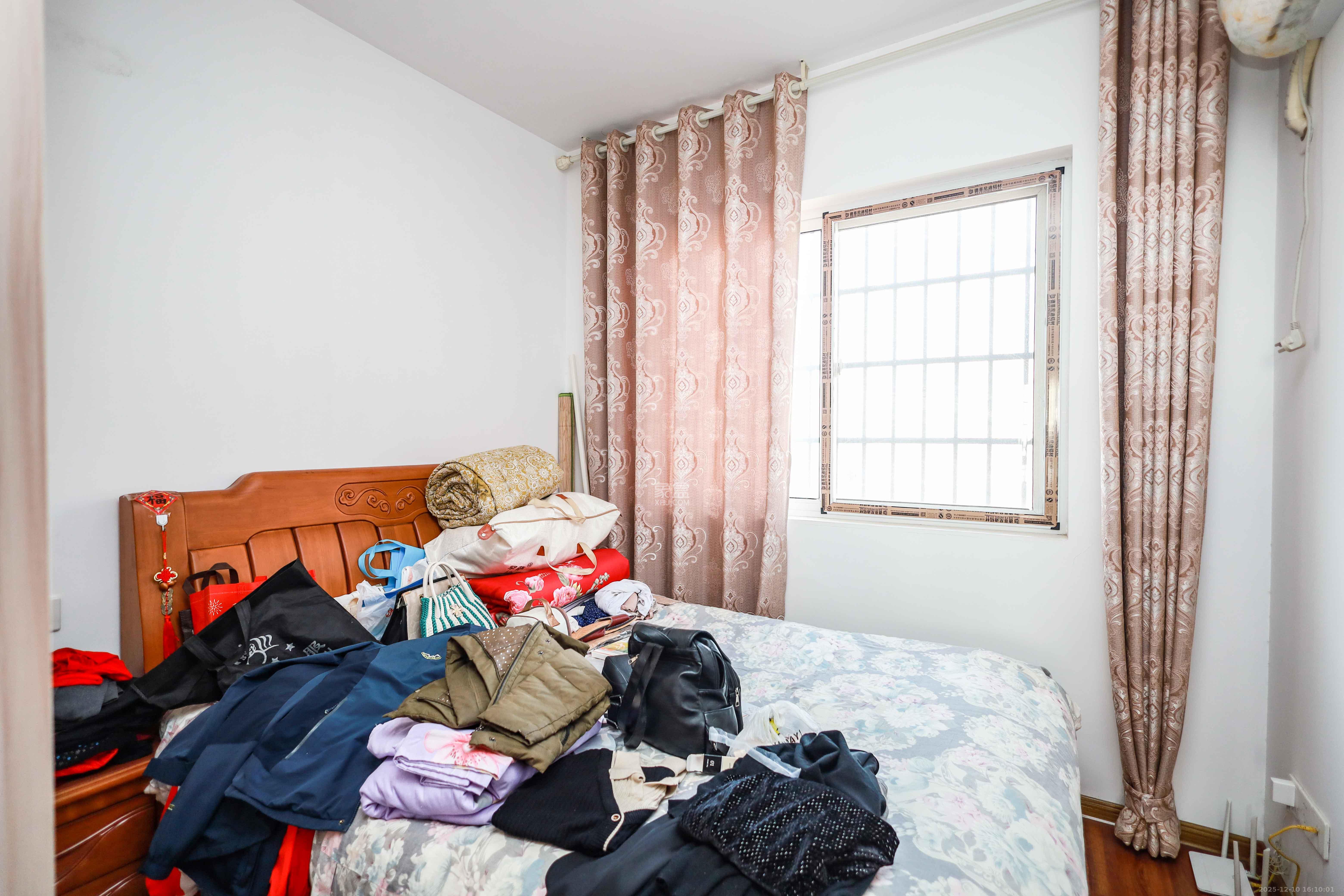 天麓尚层  3室2厅2卫    70.0万卧室