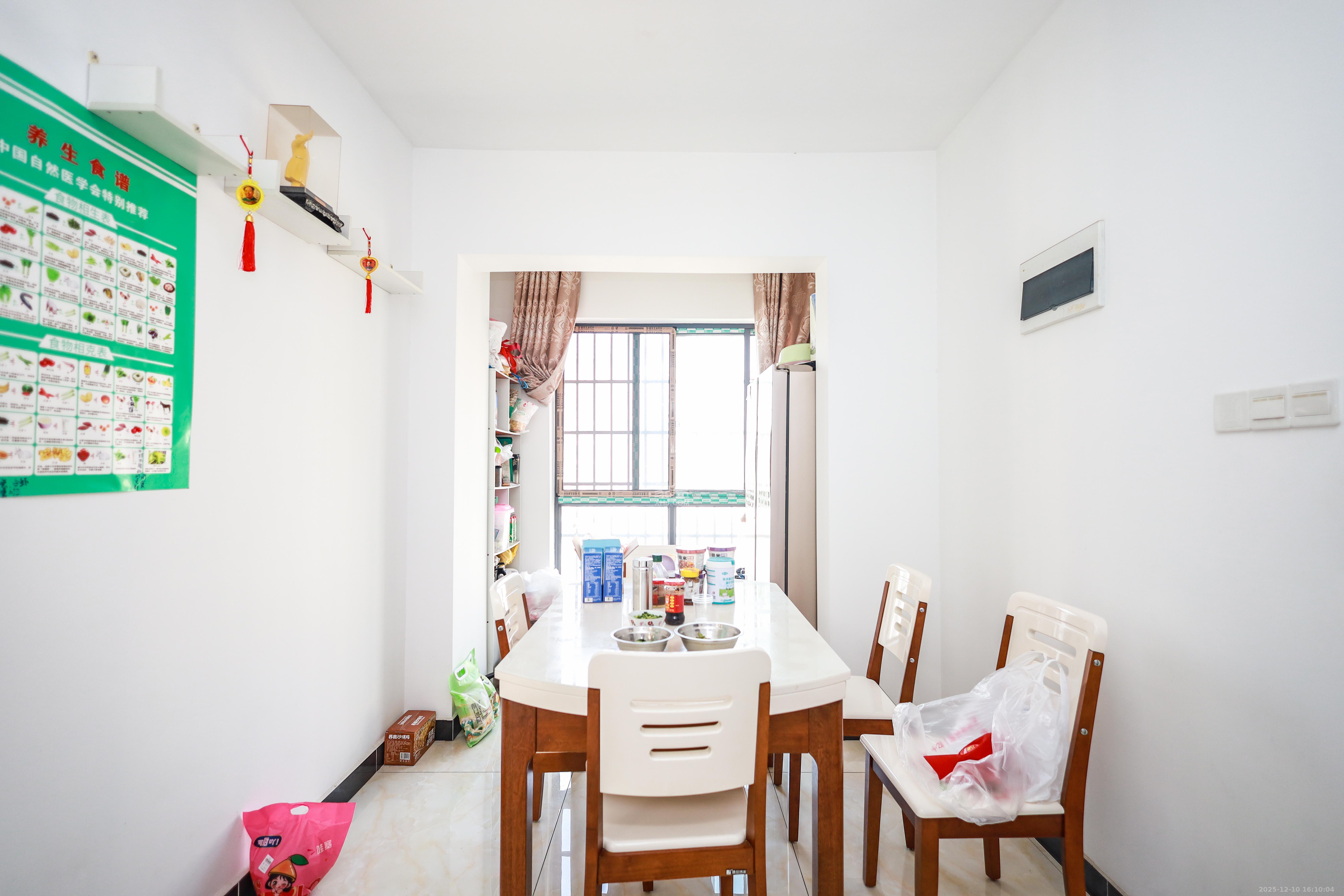 天麓尚层  3室2厅2卫    70.0万客厅