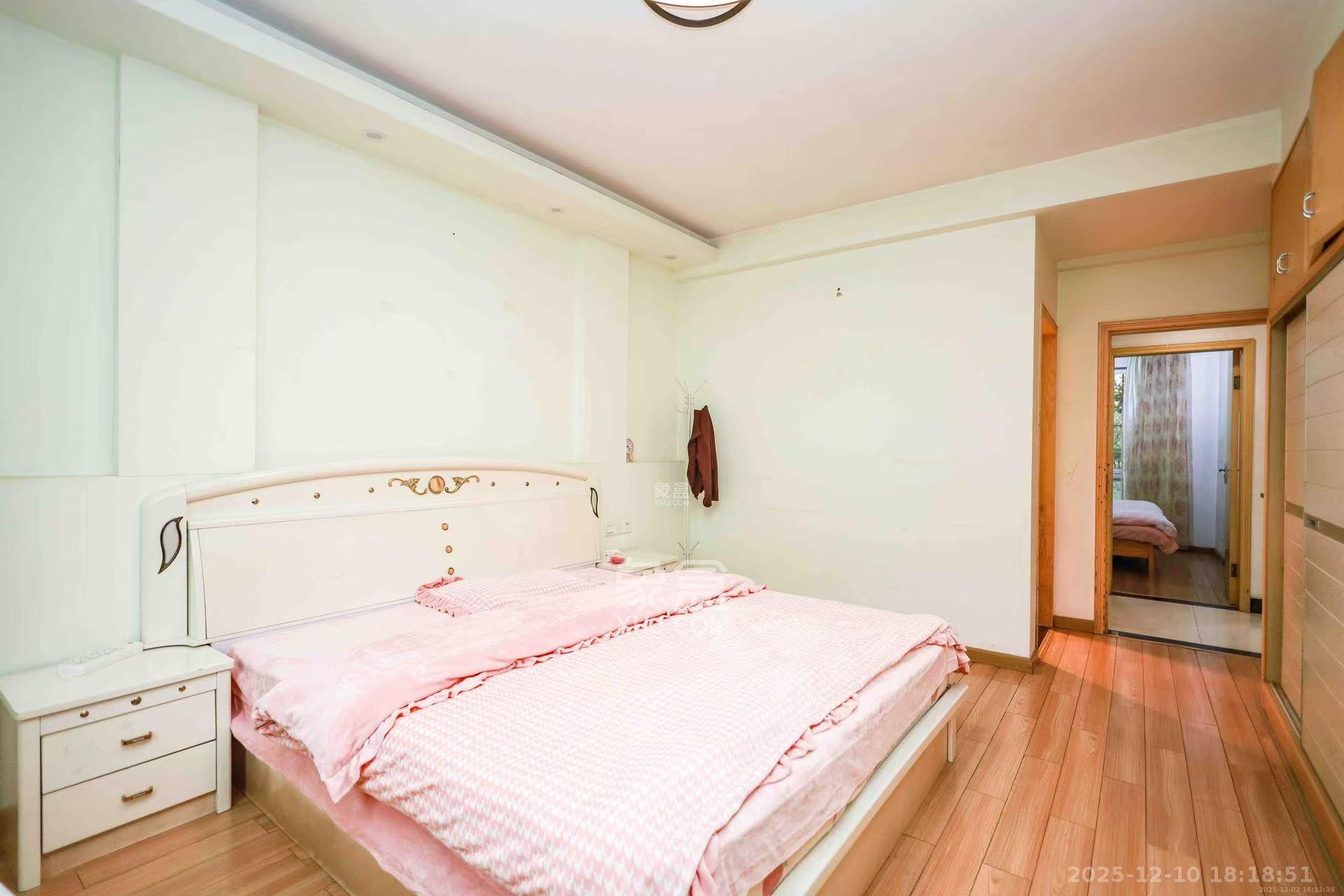 长房西郡  3室2厅2卫    2300.0元/月室内图