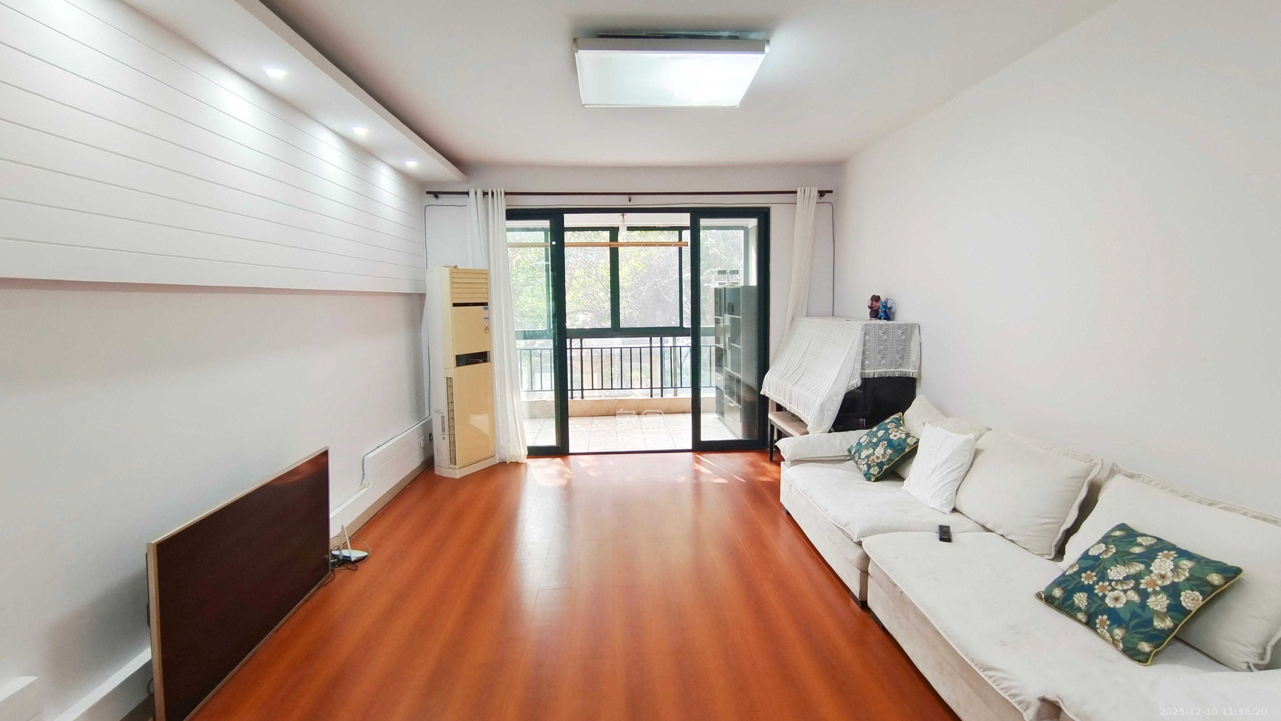 星城世家  3室2厅2卫    3300.0元/月