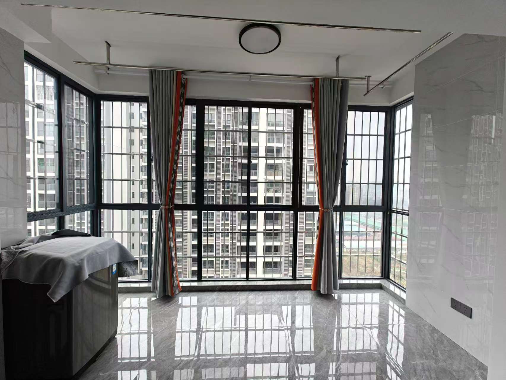 互助小区电梯房  3室2厅2卫    2000.0元/月