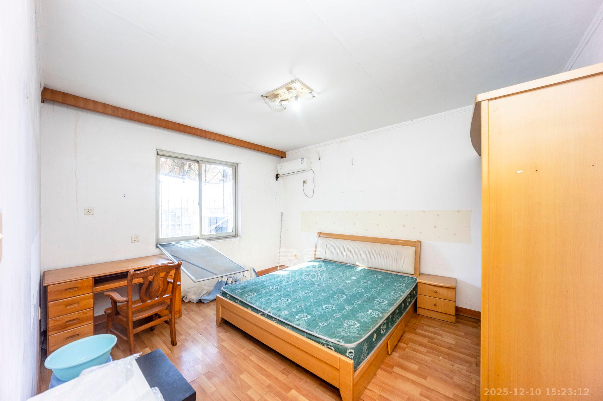 解放四村363号新族公寓  4室2厅1卫    2000.0元/月室内图