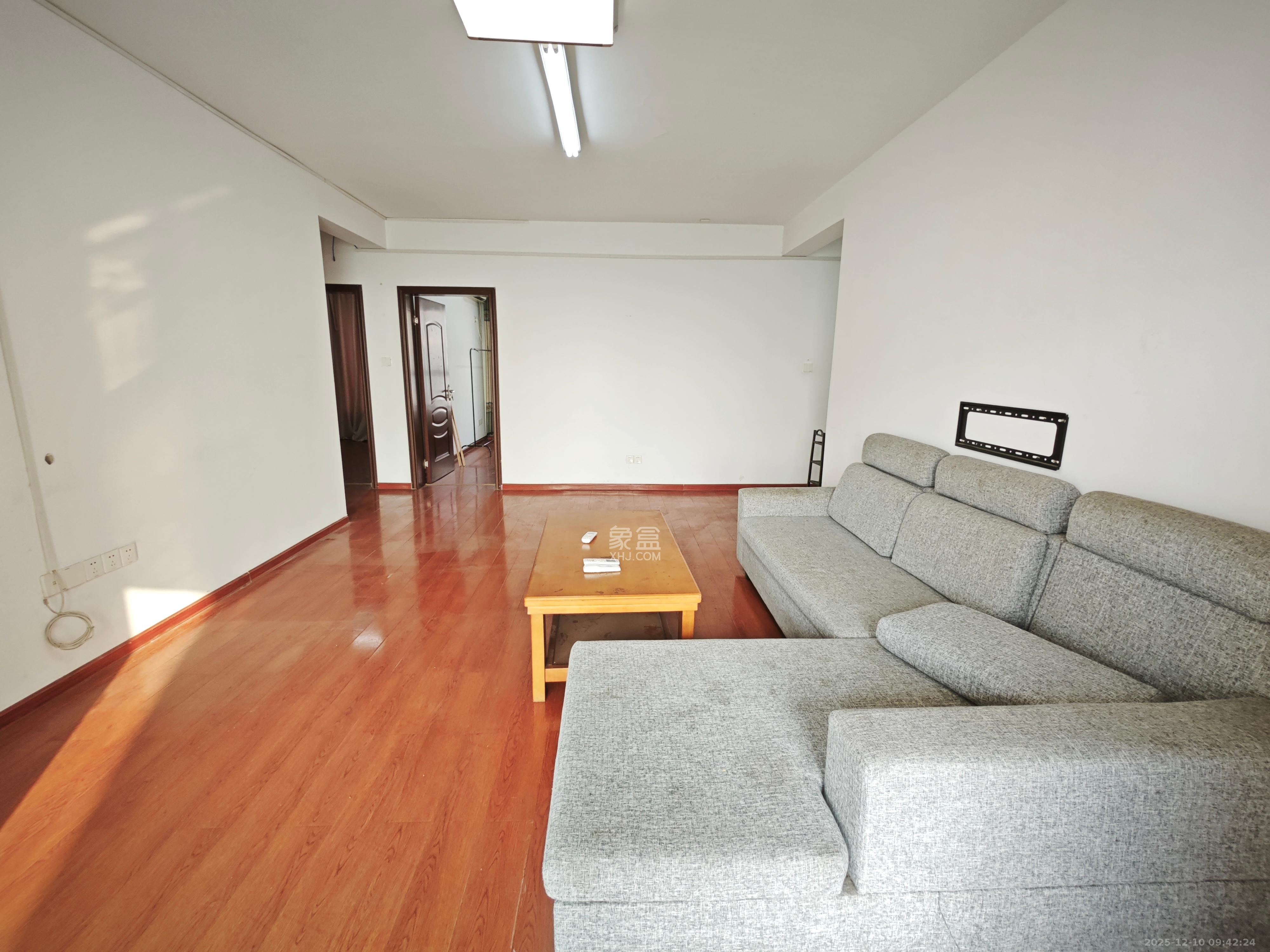 剑桥名门  3室2厅2卫    2300.0元/月