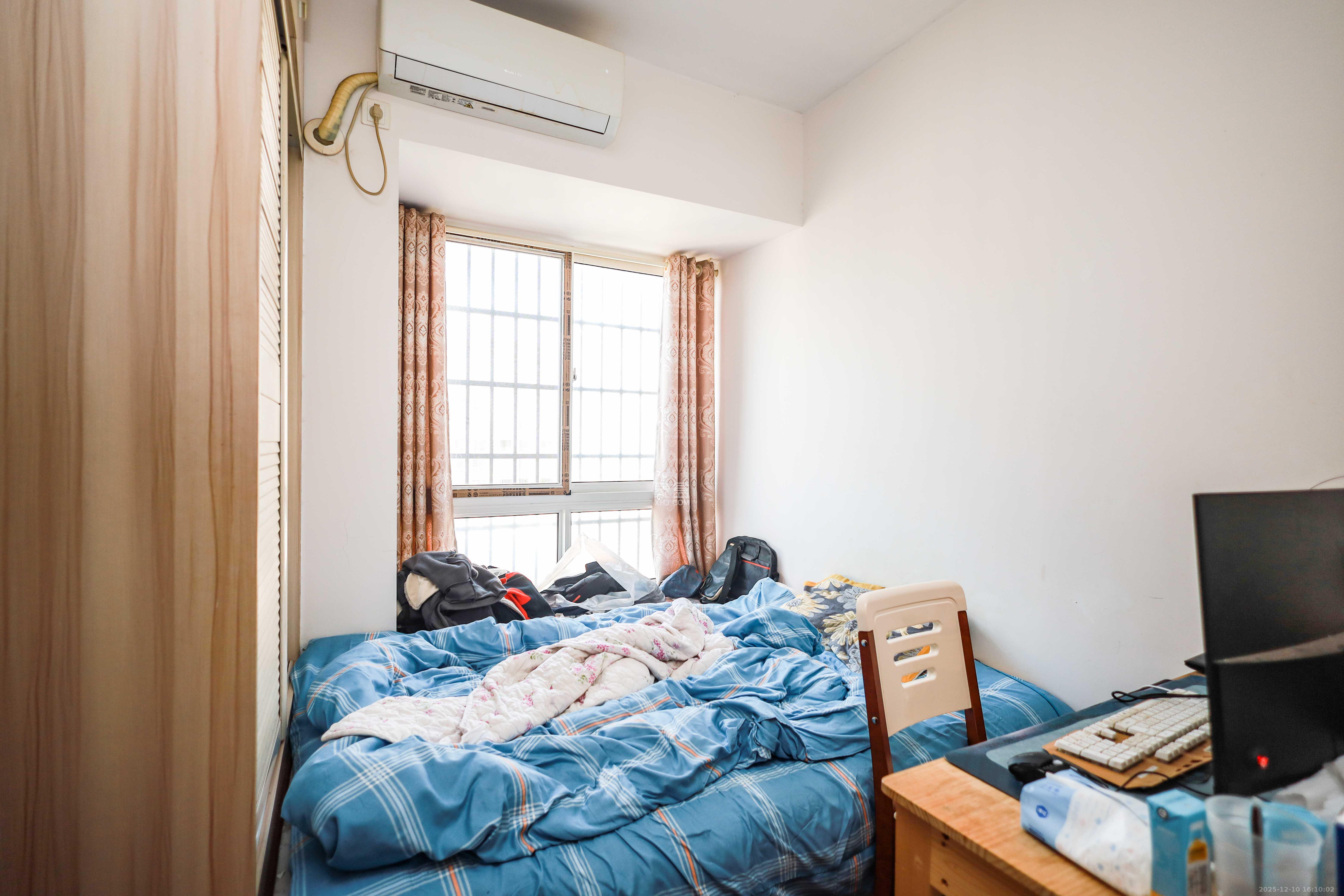 天麓尚层  3室2厅2卫    70.0万卧室