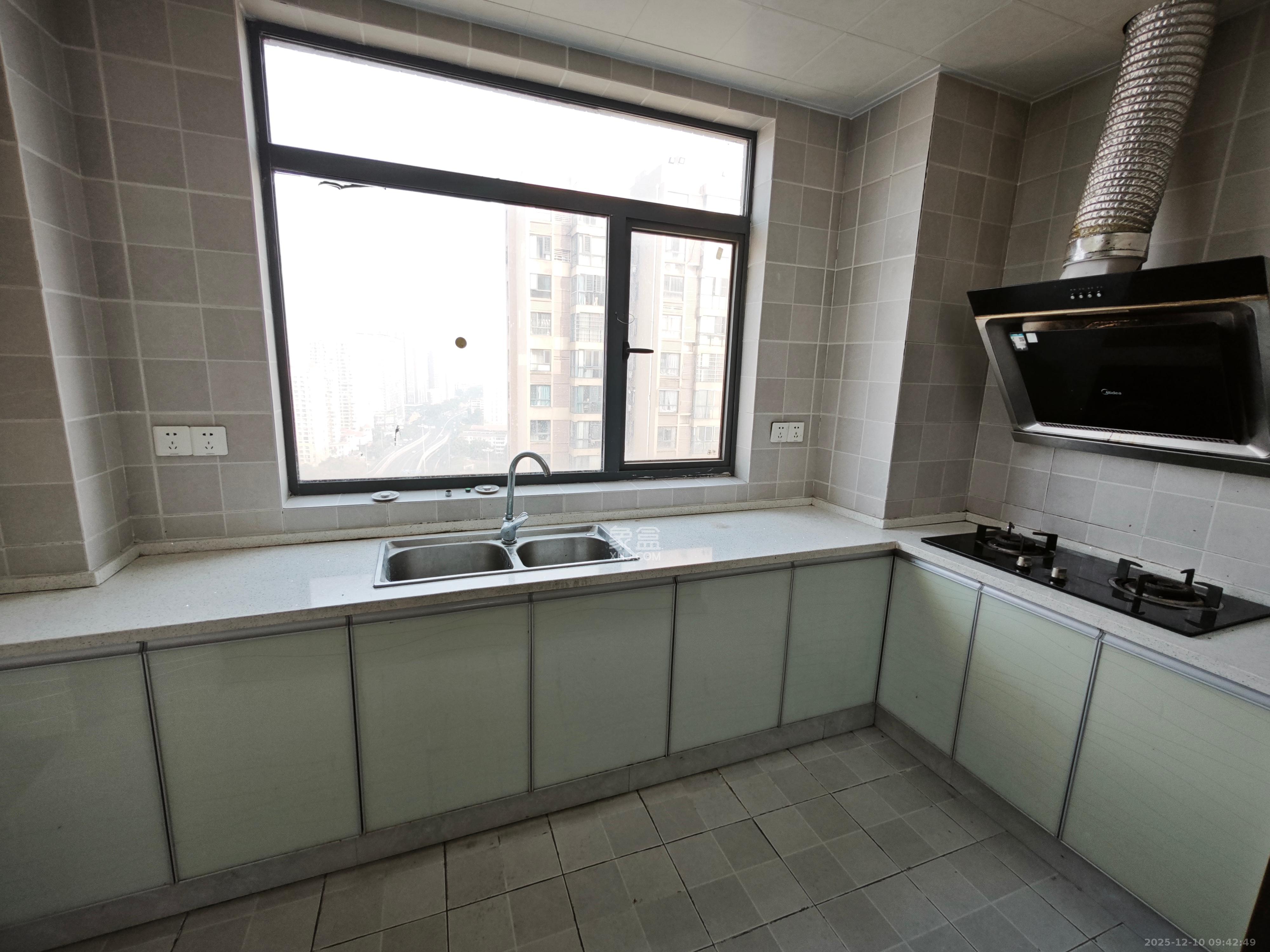 剑桥名门 3室2厅2卫 2300.0元/月 剑桥名门 3室2厅2卫 2300.0元/月室内图