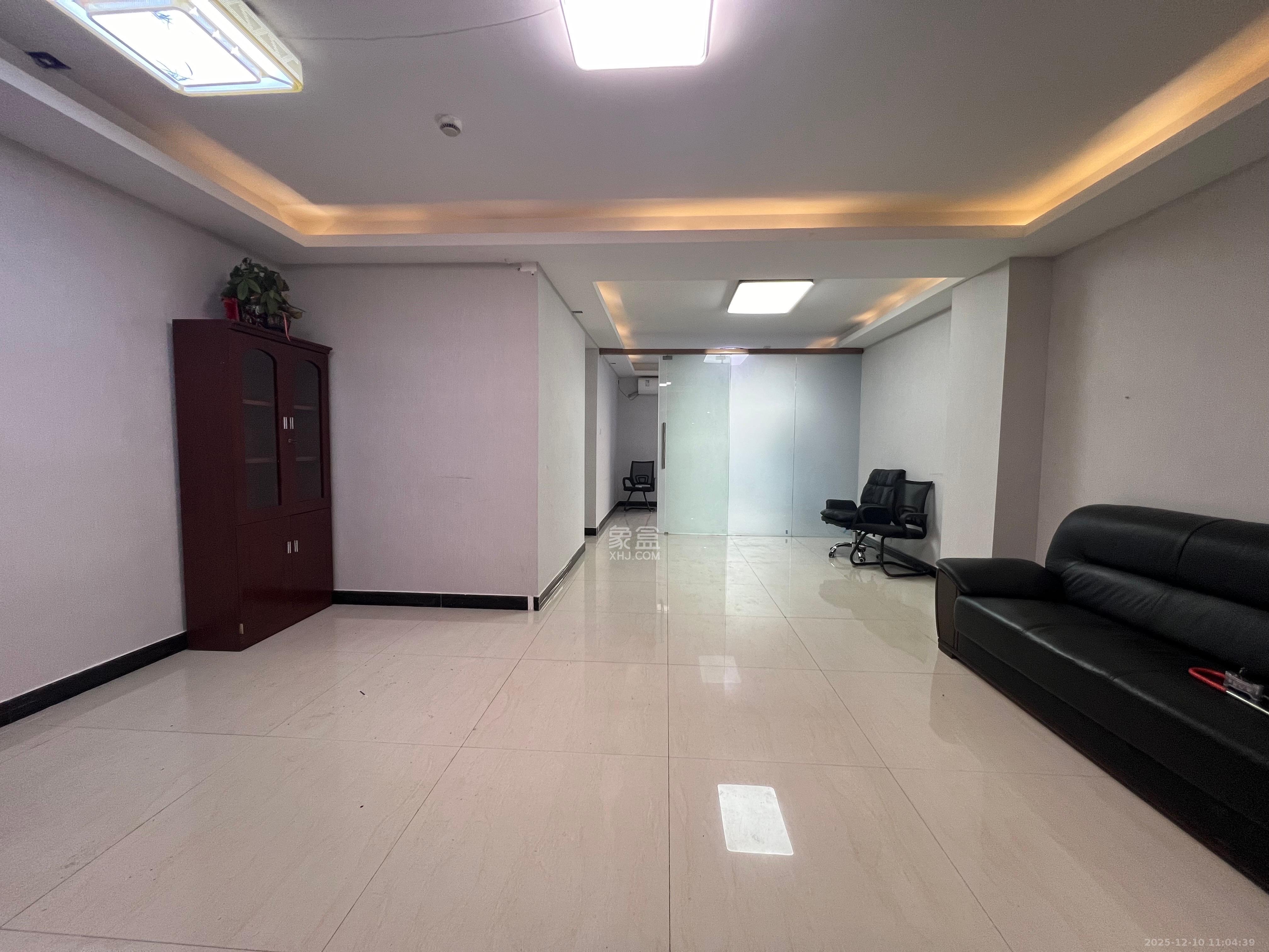 长房中庭国际（东郡华蓉广场）  1室2厅1卫    2800.0元/月