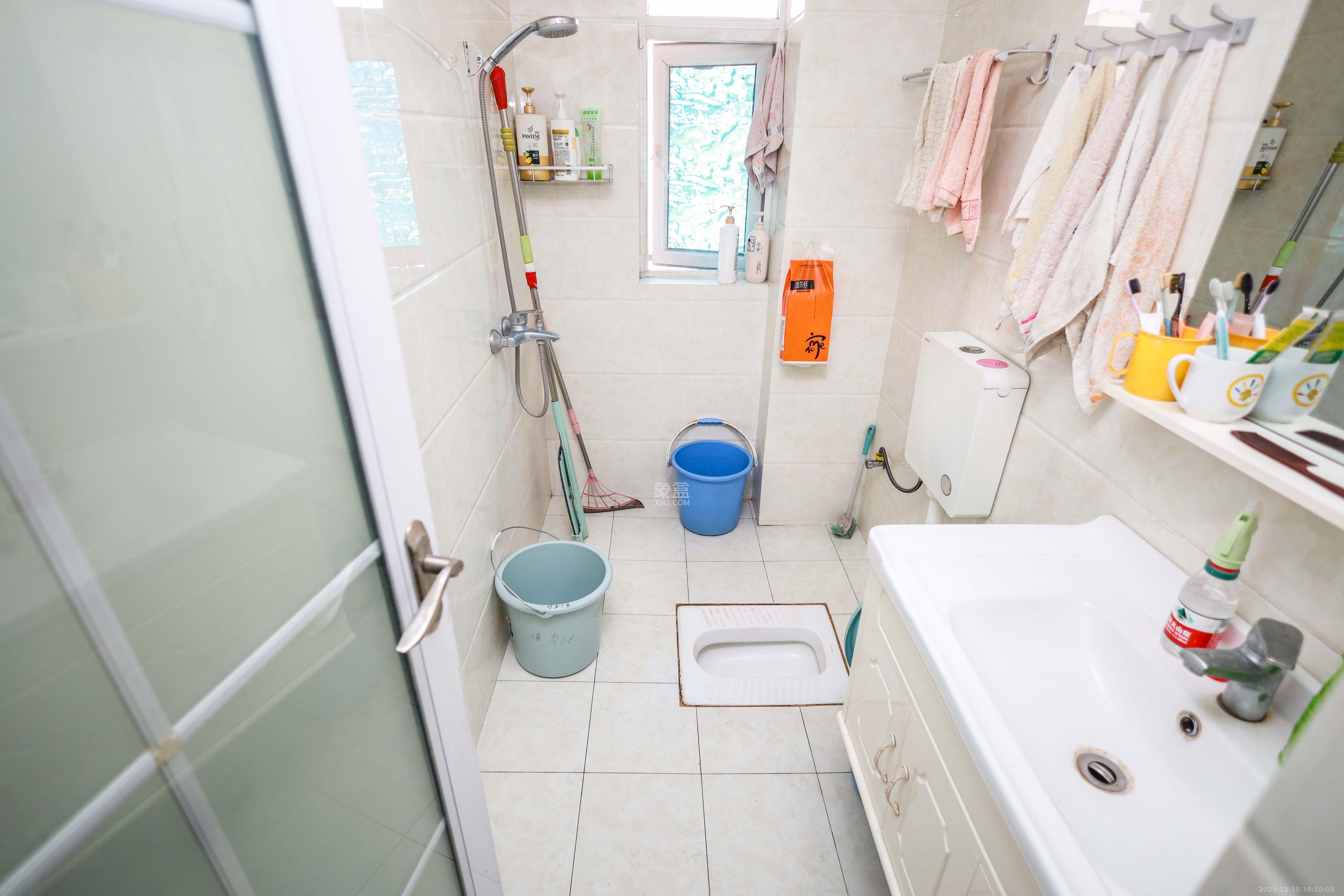 天麓尚层  3室2厅2卫    70.0万卫生间